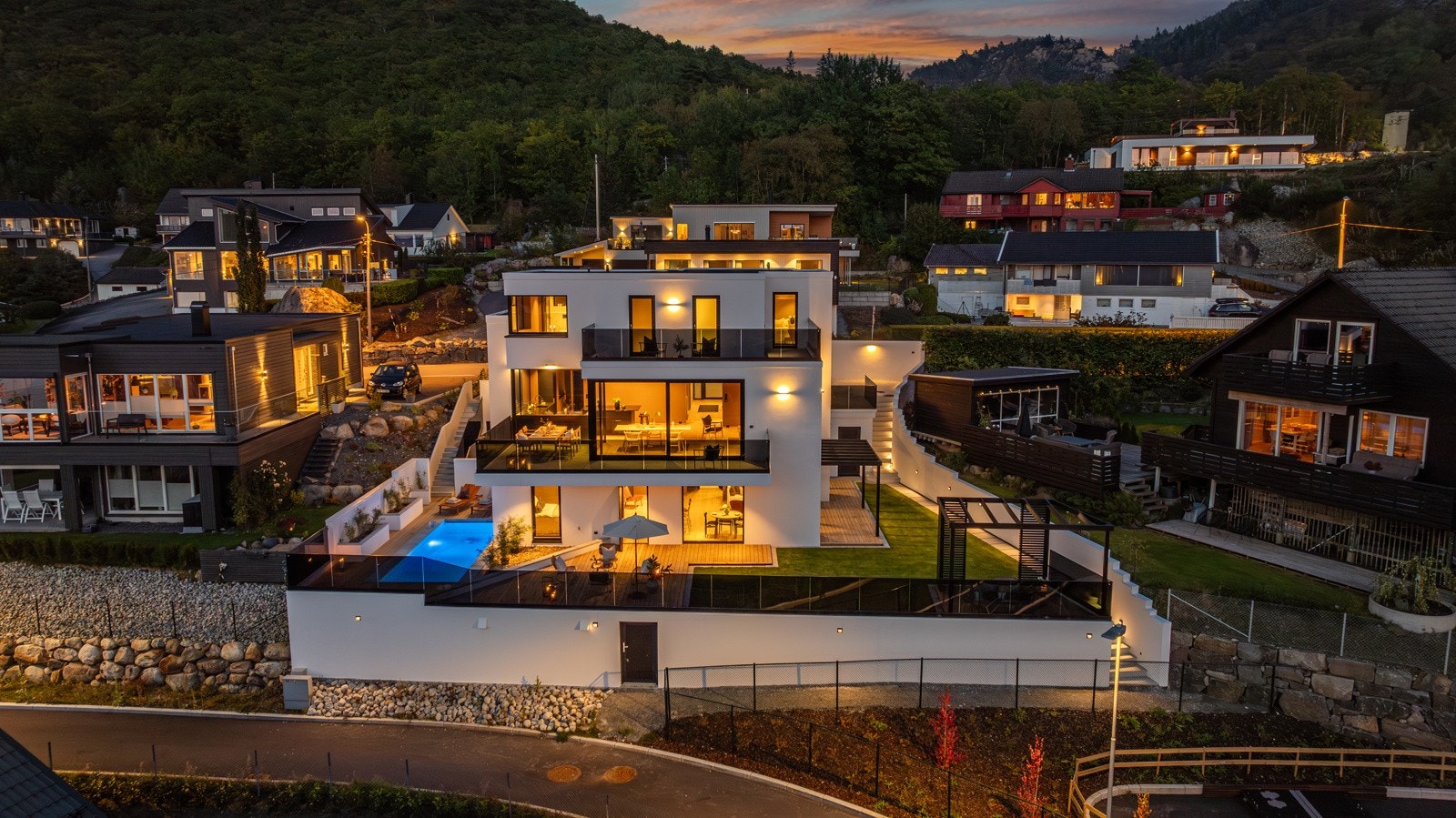 Utvendige murer og trapper er stedstøpte på eiendommen med glassrekkverk og mettbeslag. Galleribilde