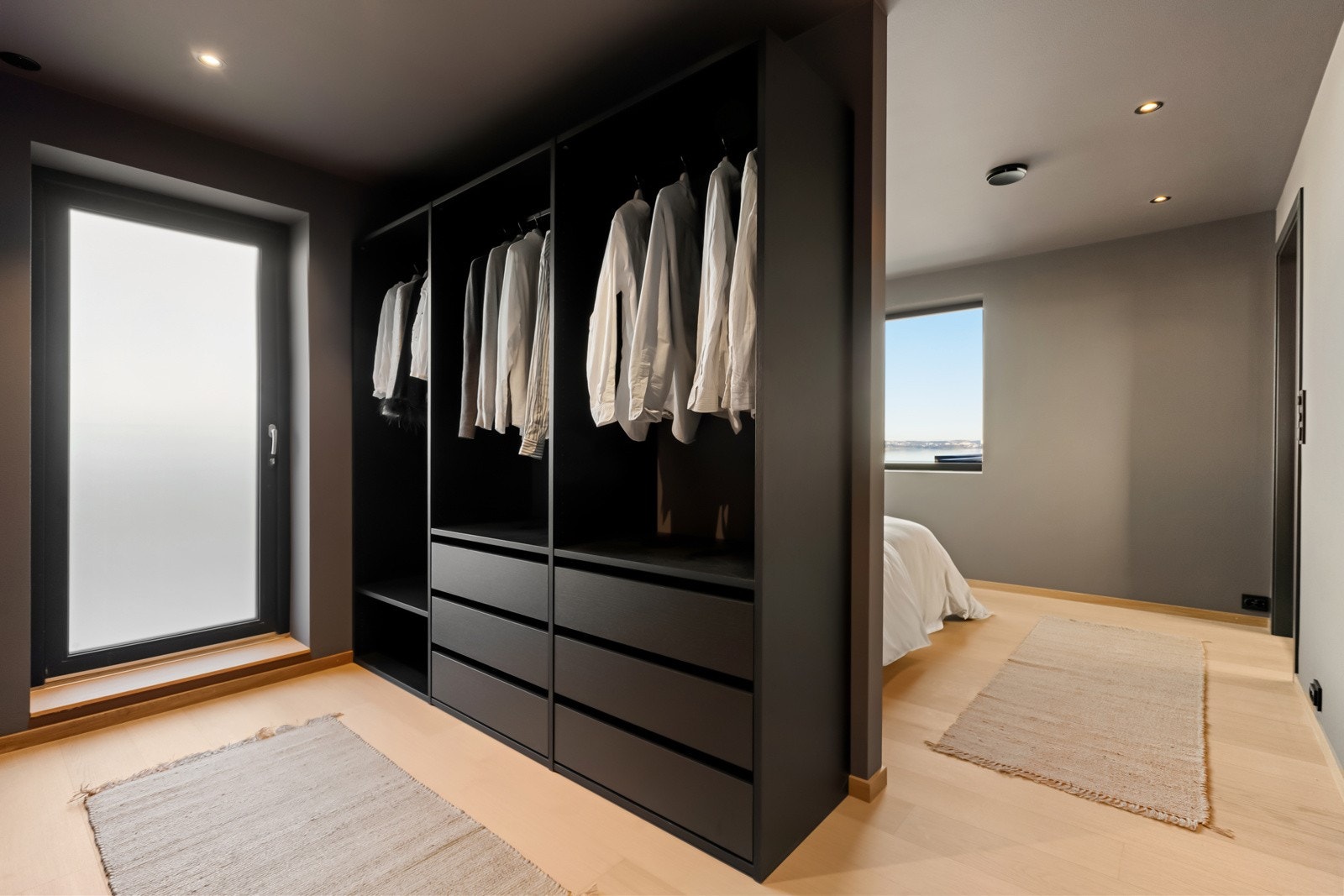 Hovedsoverommet har en egen sone med egen walk-in garderobe, eget bad samt direkte utgang til terrasse. Galleribilde