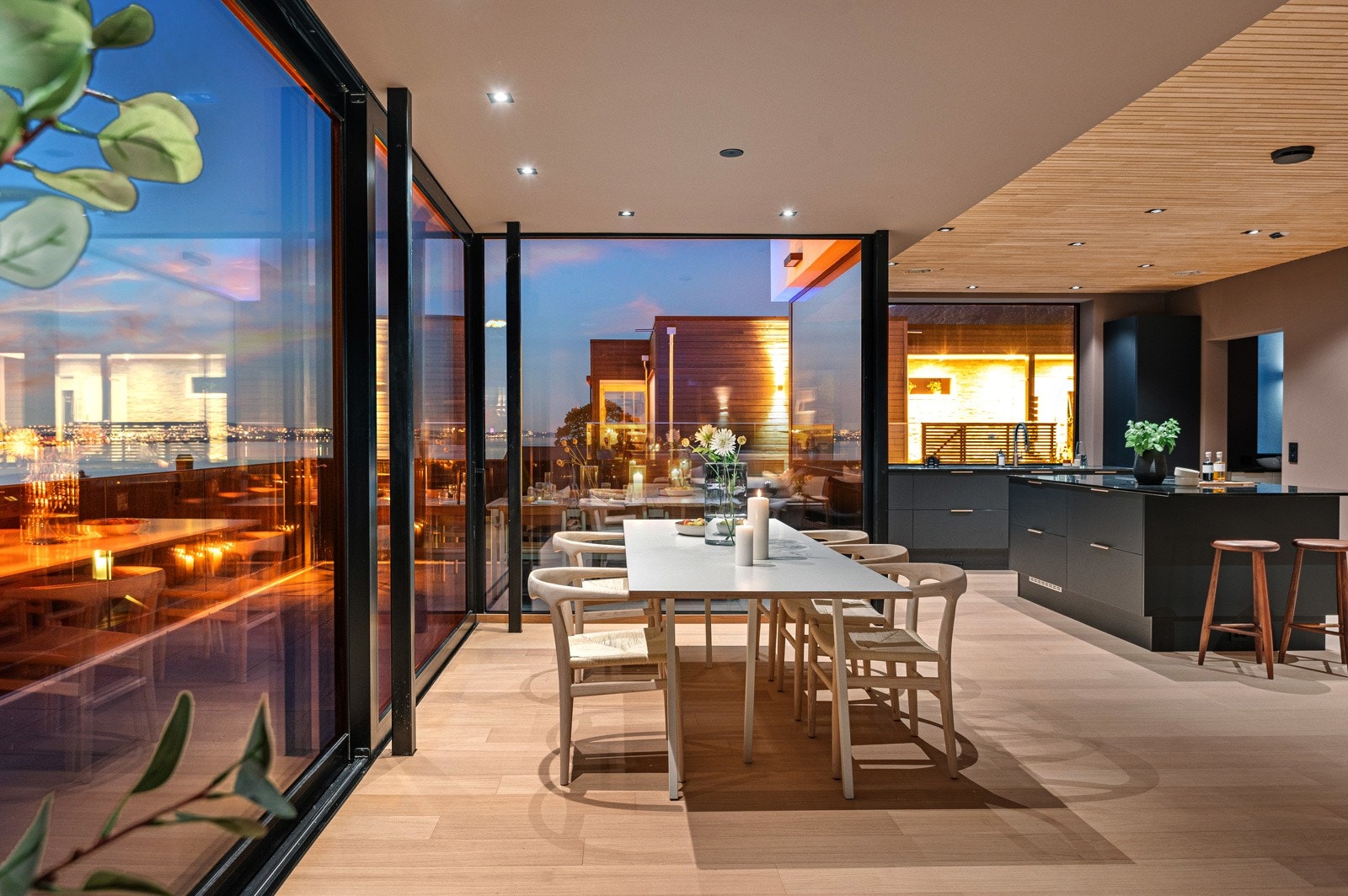 Stue/spisestue med åpen løsning til kjøkken og direkte utgang til en av husets mange terrasser. Galleribilde