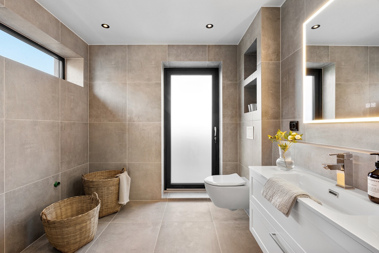 Bad med mulighet for å gå rett ut på terrassen. Galleribilde