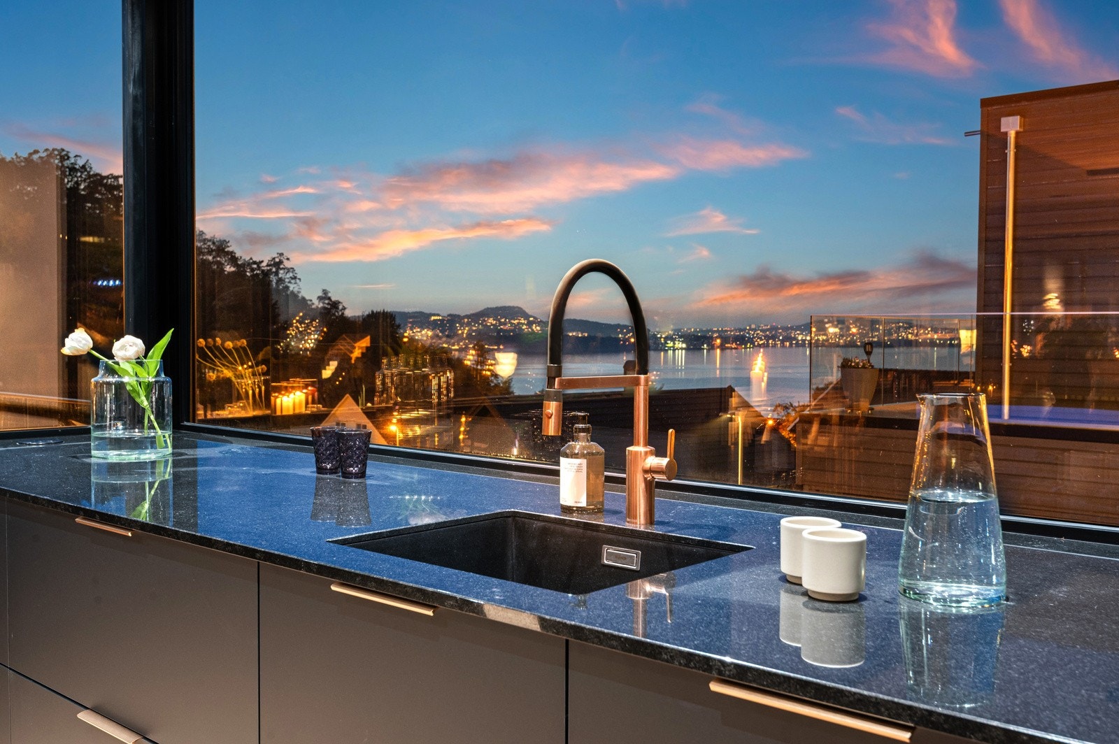 Utsikt fra kjøkkenet i skumring. Galleribilde