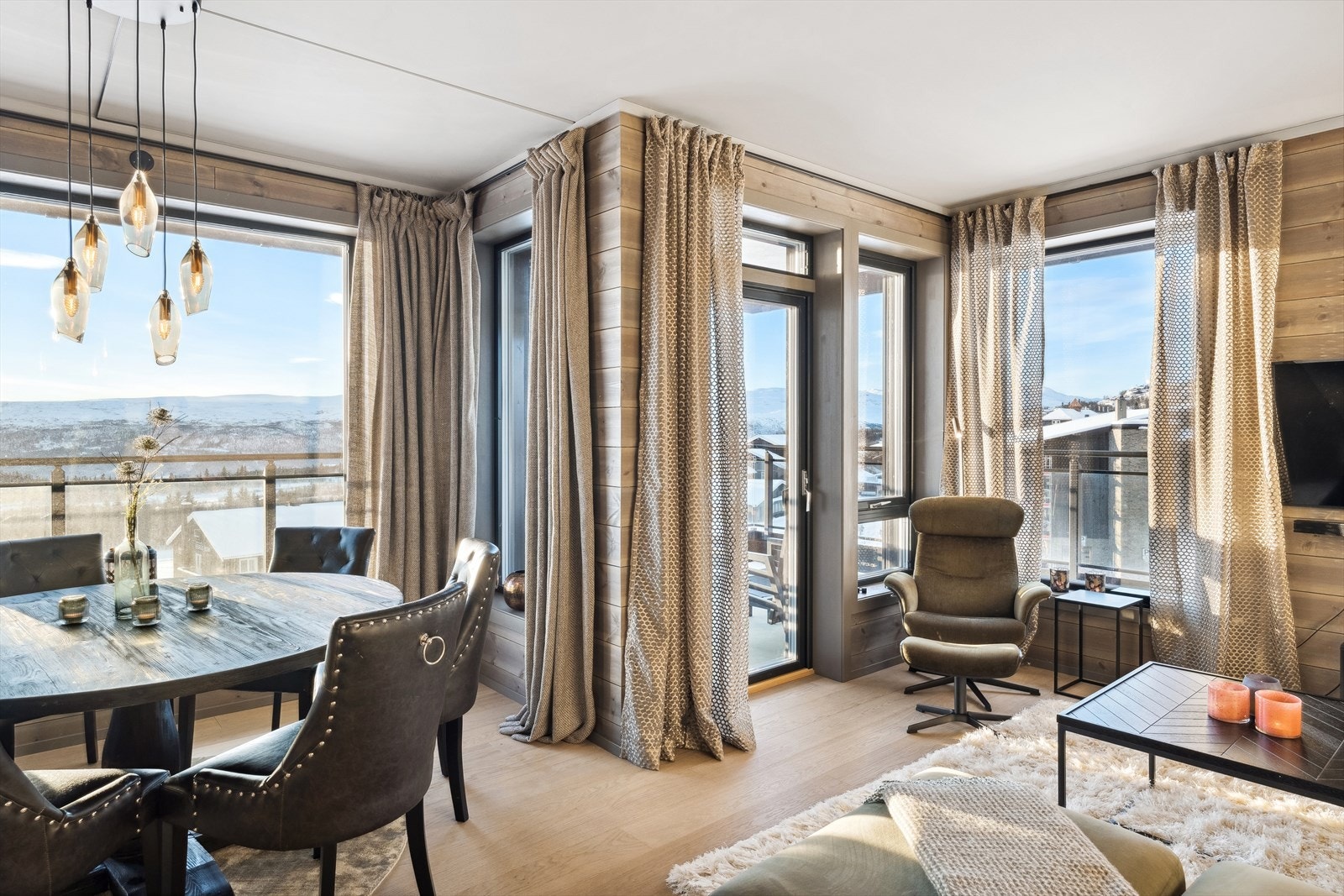 Fra stuen er det direkte tilgang til balkongen. Galleribilde