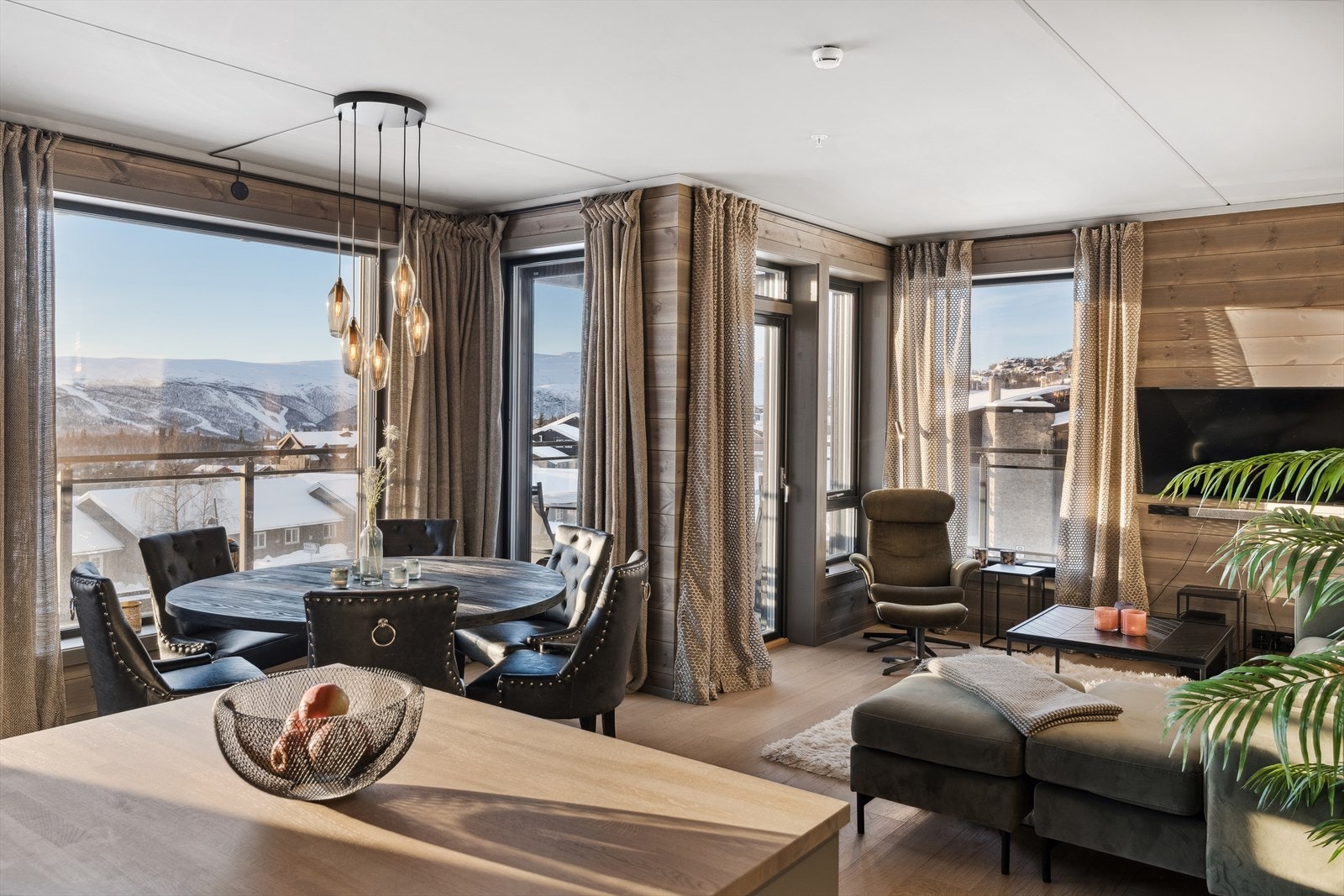 Leiligheten har en høy standard på utstyr og overflater når det gjelder materialvalg/utførelse. Galleribilde