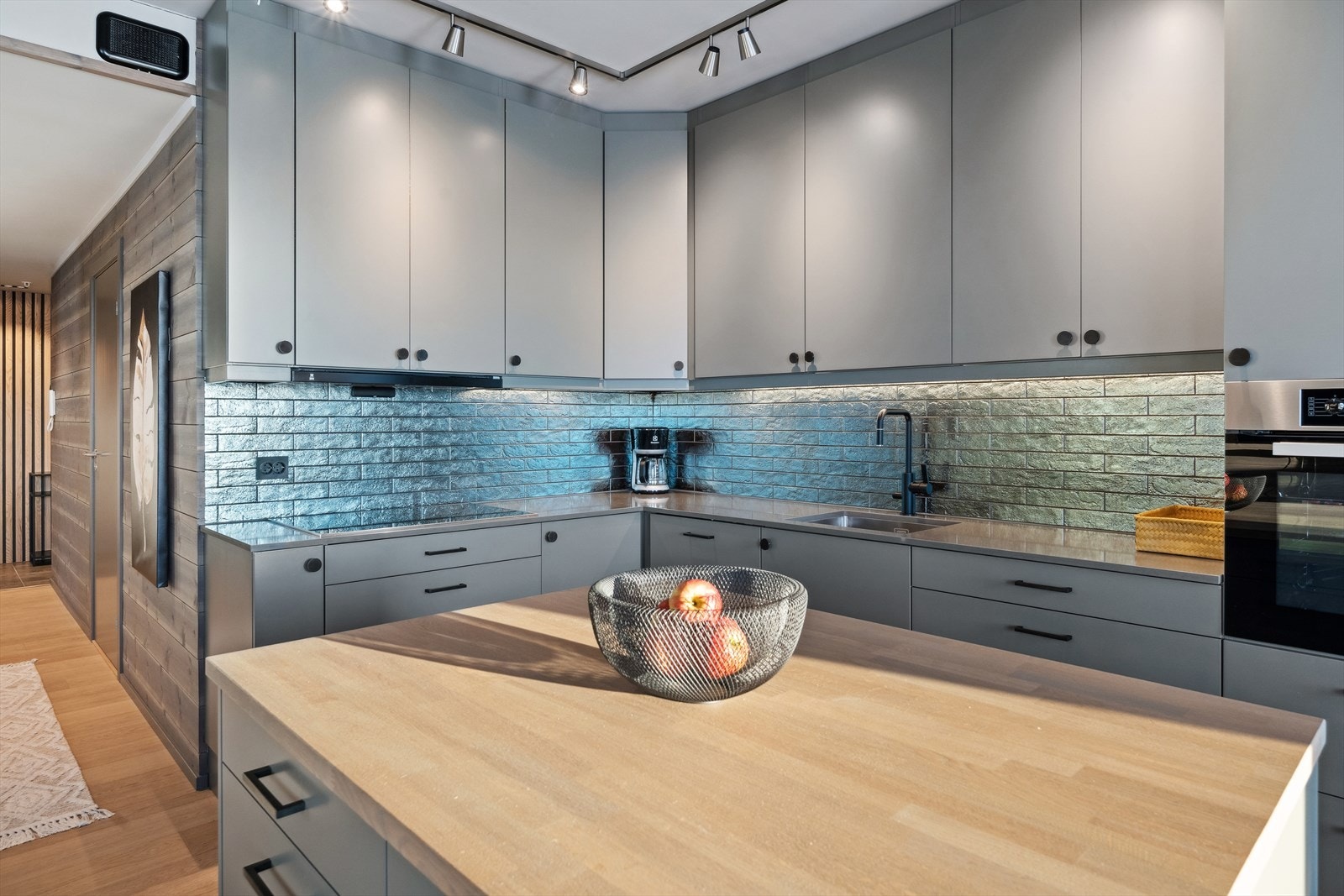 Kjøkkenet er utstyrt med Miele hvitevarer av høy kvalitet, og leiligheten har vannbåren varme for ekstra komfort. Galleribilde