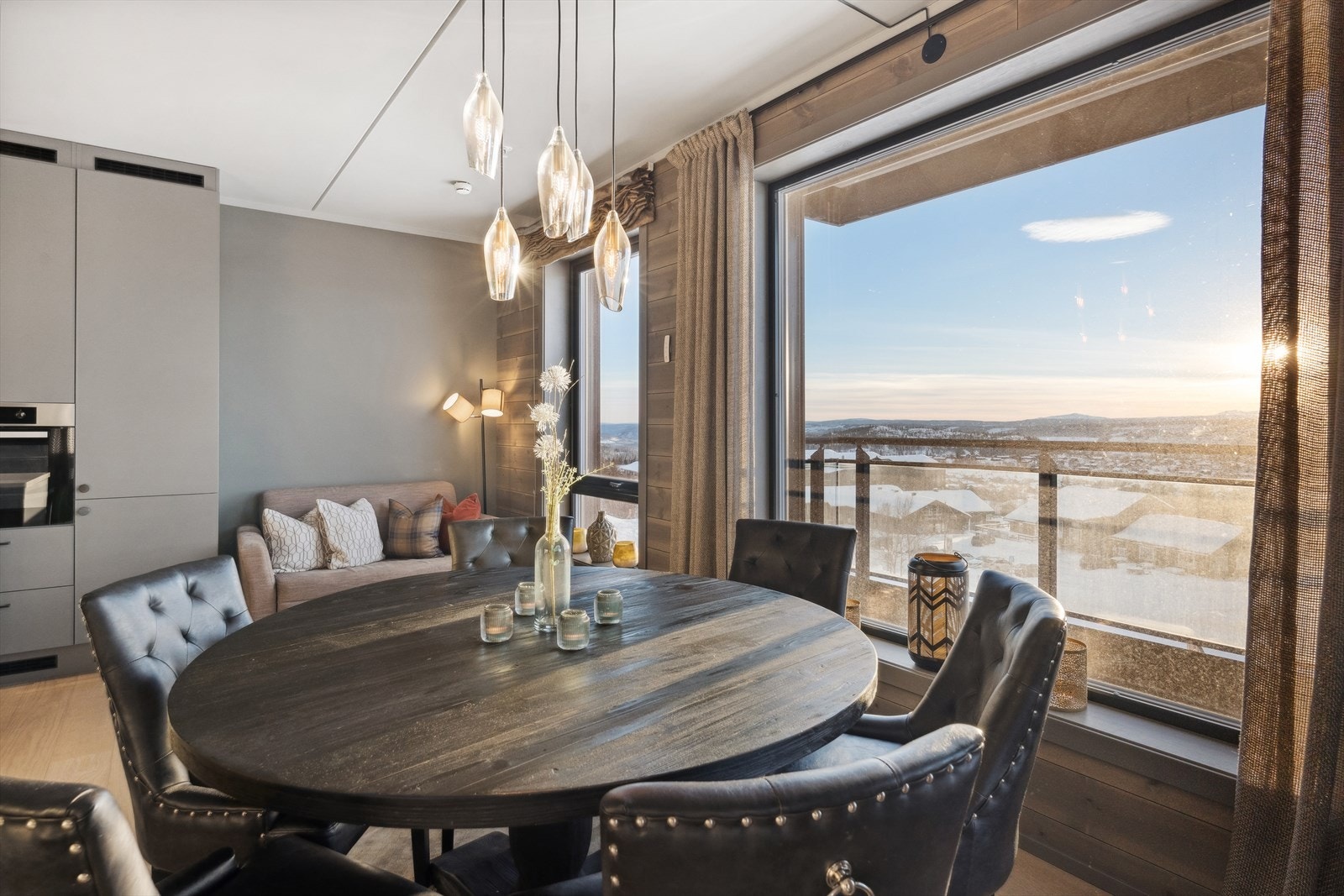 Lun og innbydende spiseplass med vindu som rammer inn det majestetiske fjellandskapet. Galleribilde