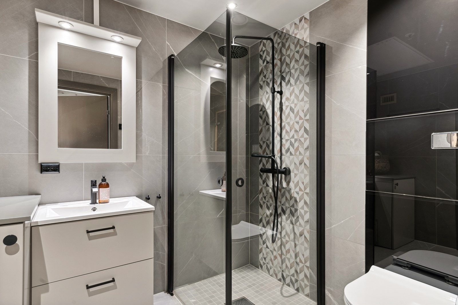 Gjestebadet er innredet med dusj, servant, toalett, vaskemaskin, og badstue. Galleribilde