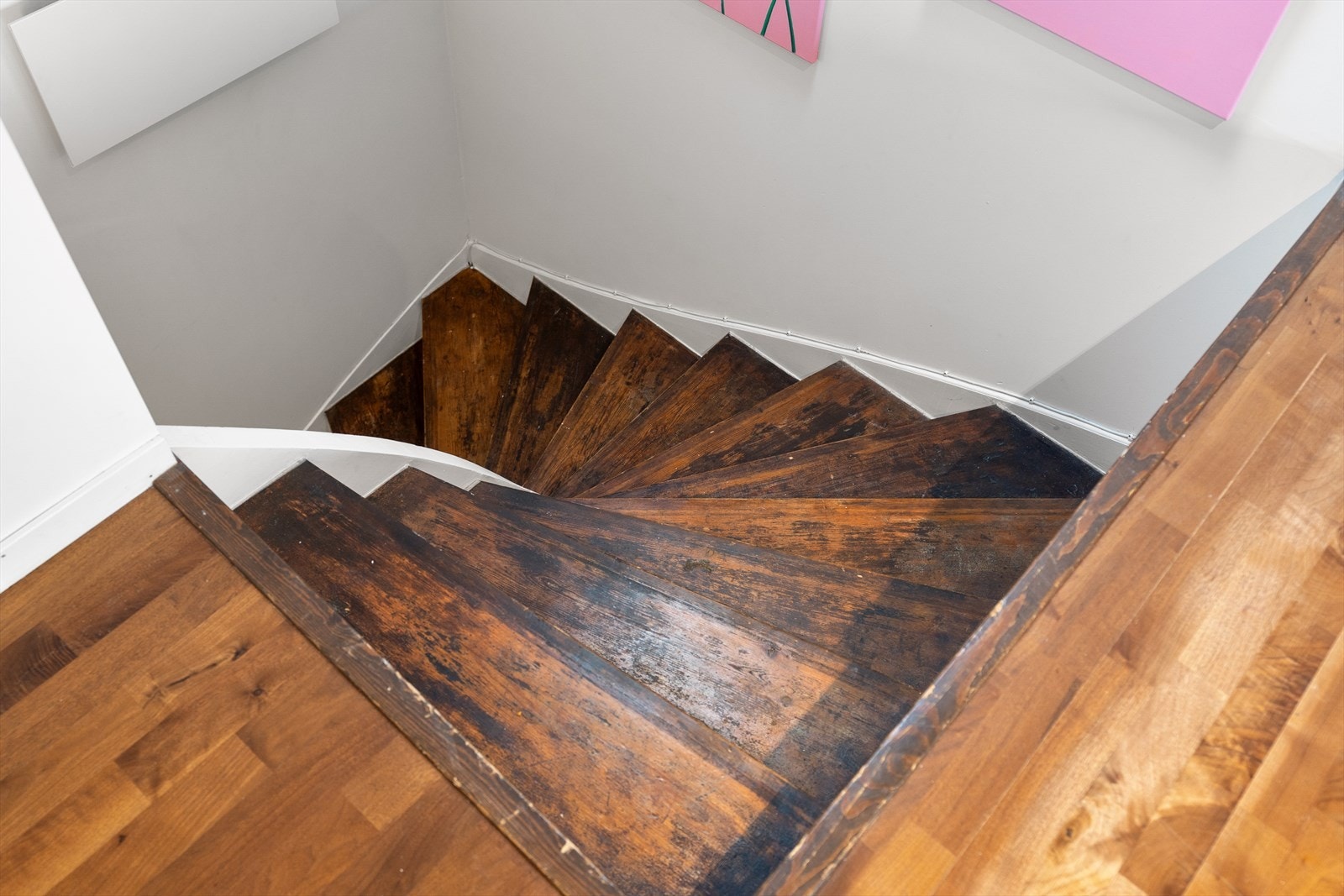 Elegant trapp i mørkt tre gir boligen karakter og sjarm. Galleribilde