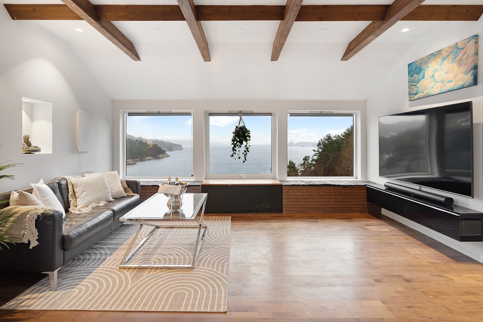 Lys og luftig loftstue. Den flotte utsikten blir lett et blikkfang i rommet. Galleribilde