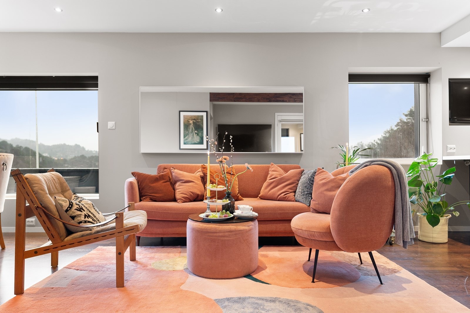 Lys og moderne stue med store vinduer som gir flott utsikt og et godt lysinnfall til rommet Galleribilde