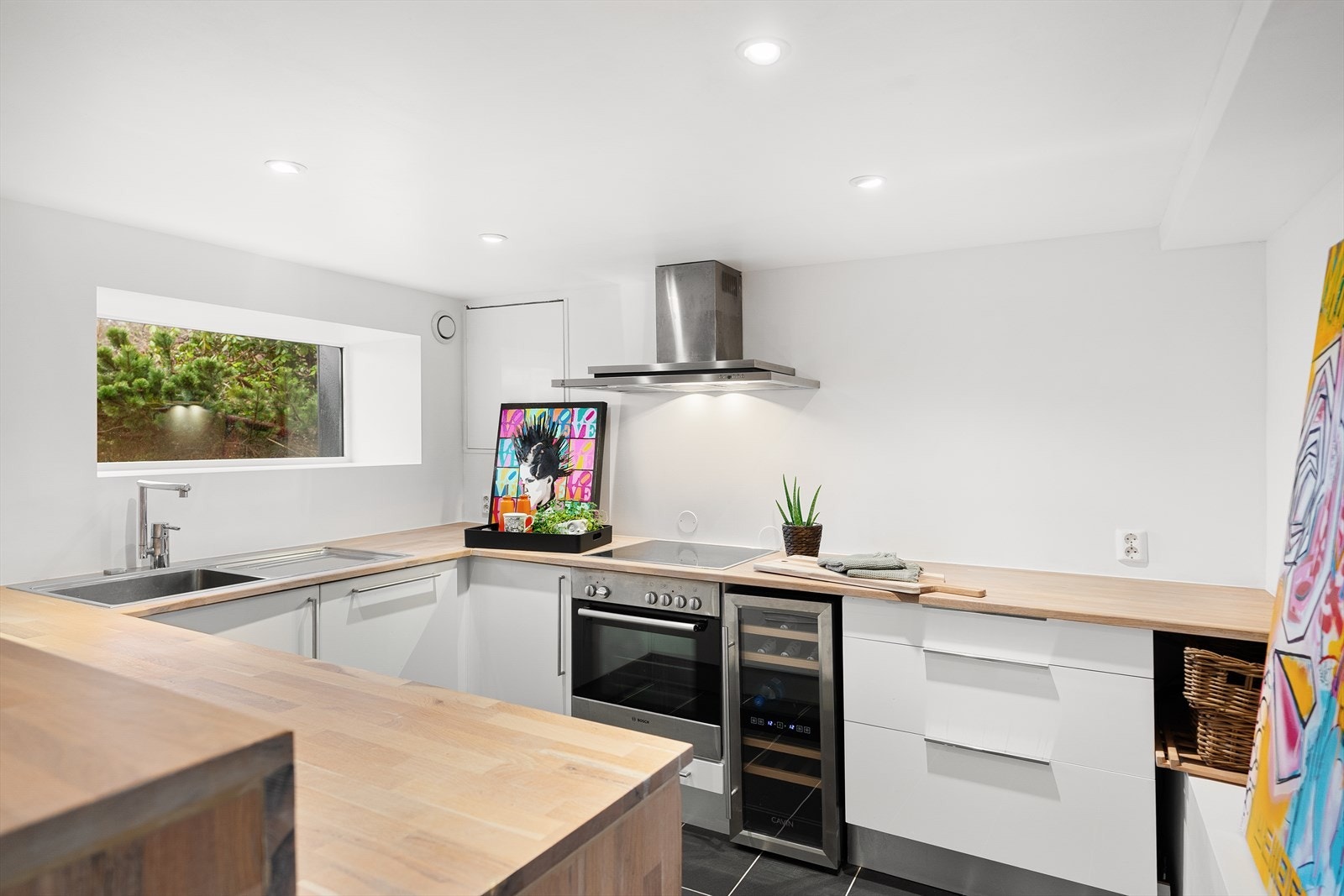 Moderne og stilrent kjøkken med integrerte hvitevarer og god arbeidsplass. Perfekt for matlaging og hyggelige stunder Galleribilde