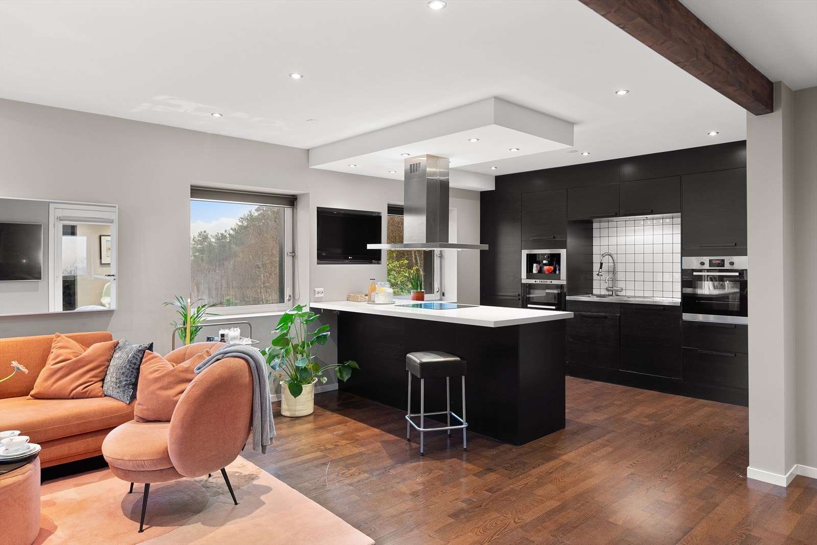 Moderne, stilfullt kjøkken i åpen løsning med romslig stue Galleribilde