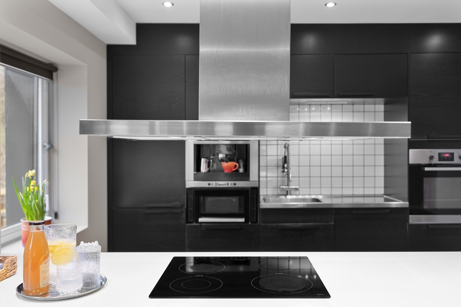 Integrerte hvitevarer:
- Stekeovn.
- Platetopp.
- Oppvaskmaskin.
- Mikrobølgeovn.
- Kjøleskap/frys.
- Kaffemaskin. Galleribilde