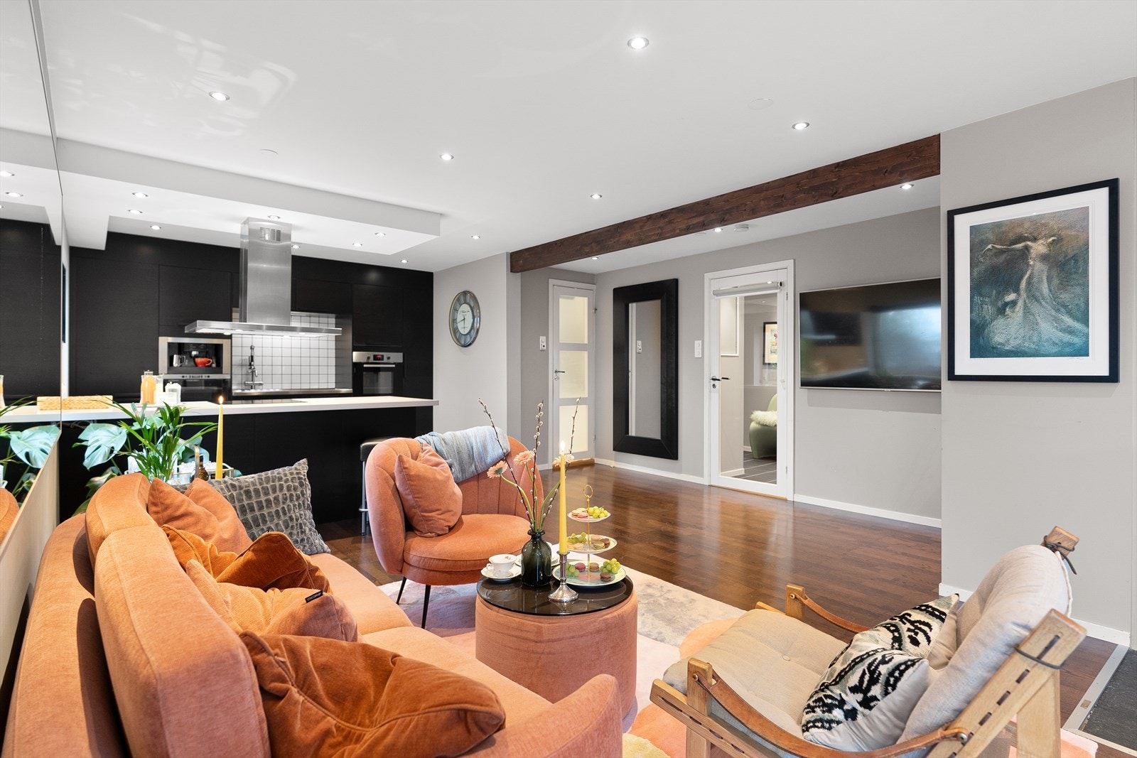 Moderne stue med åpen kjøkkenløsning, stilfull belysning og delikate detaljer Galleribilde