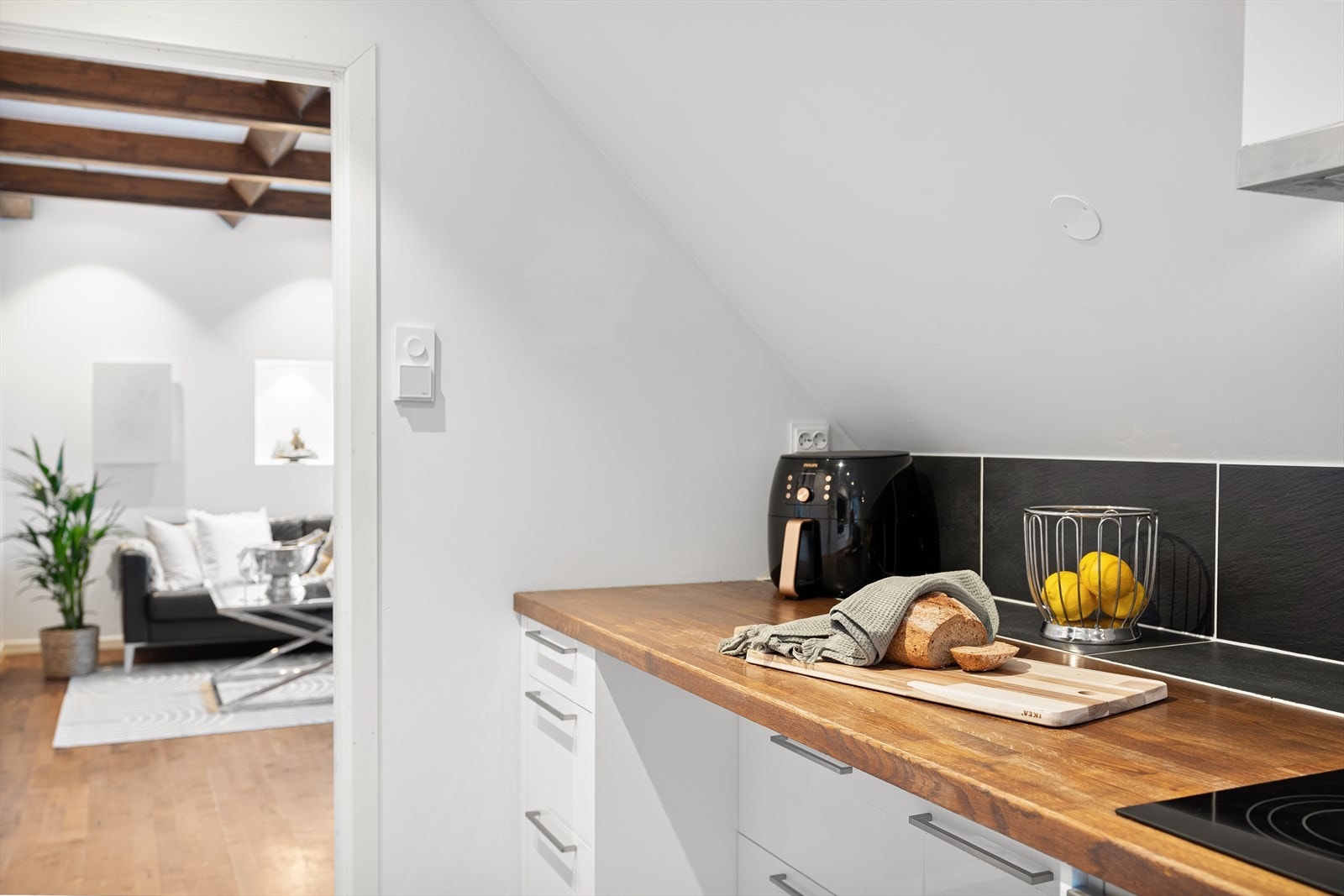 Moderne kjøkken med stilrent design, perfekt for matlaging Galleribilde