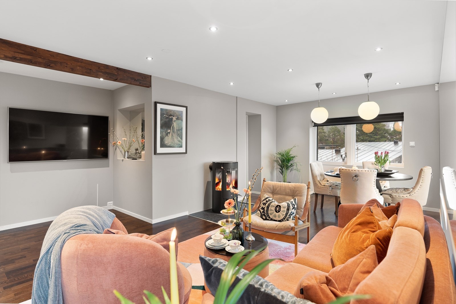 Parkert på gulv,
malt platekledning på vegger og i himling.
Innfelte spotlights i himling. Galleribilde