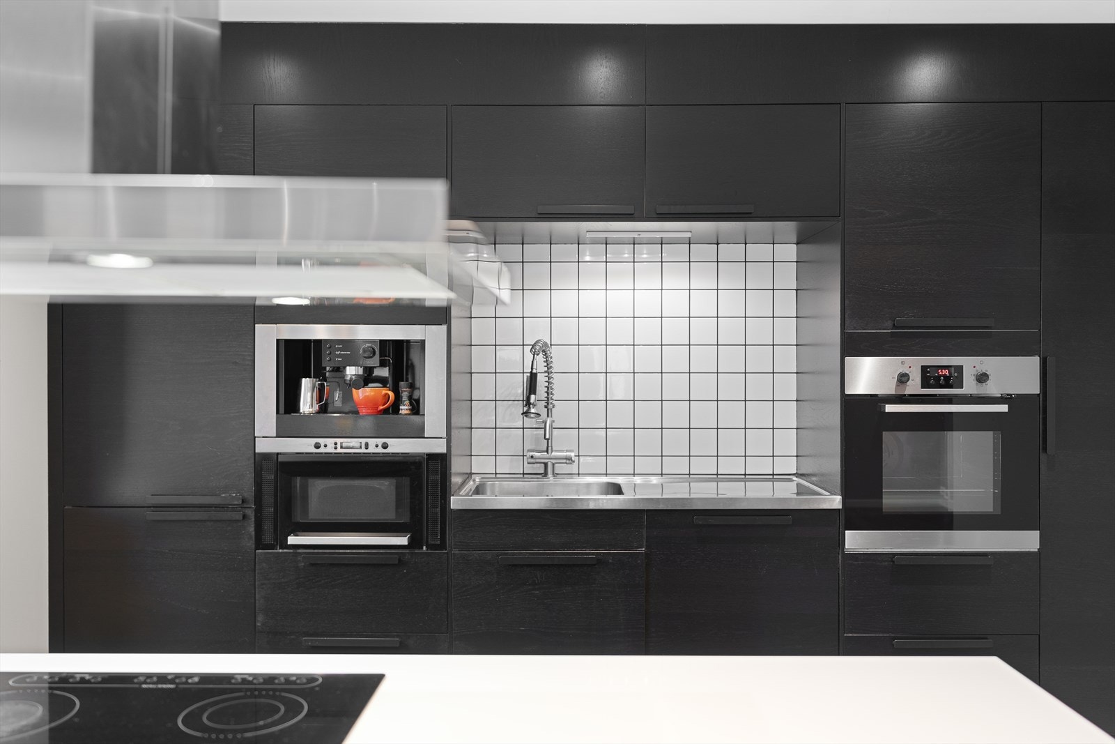 Moderne kjøkken med integrerte hvitevarer, stilren design og funksjonell layout. Perfekt for deg som verdsetter kvalitet og estetikk. Galleribilde