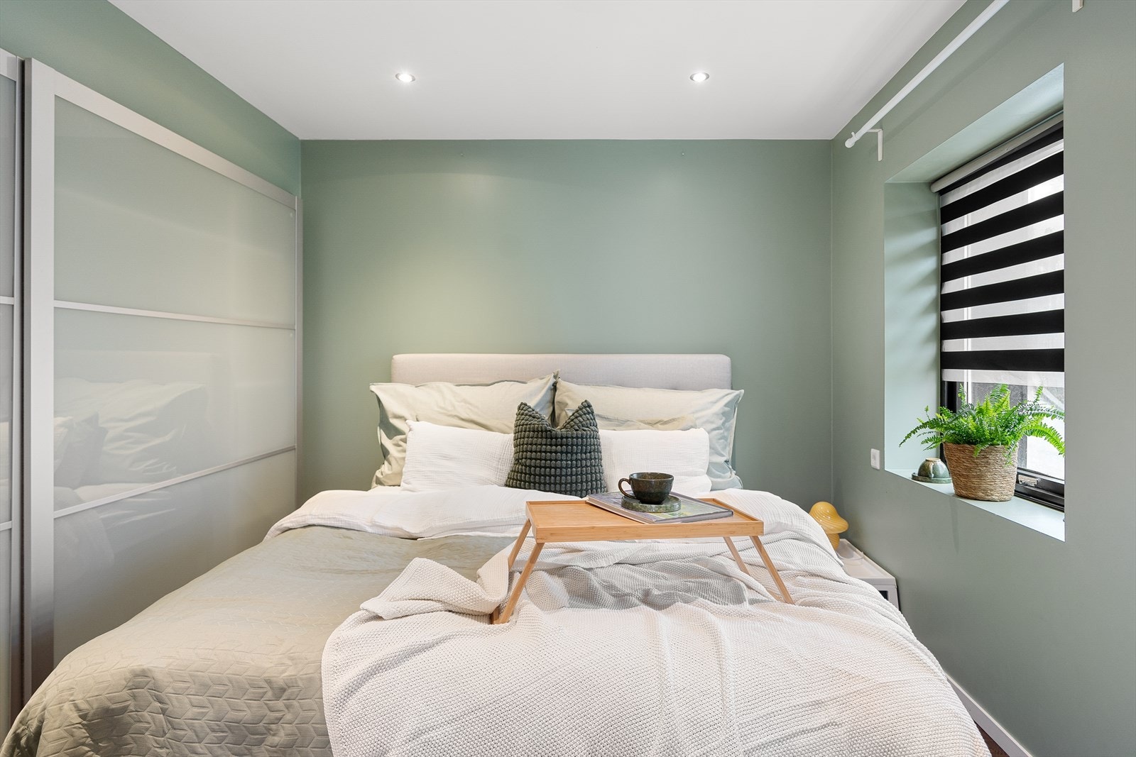 Lyst og trivelig soverom i harmoniske farger. Enkelt å tilpasse personlig stil. Galleribilde