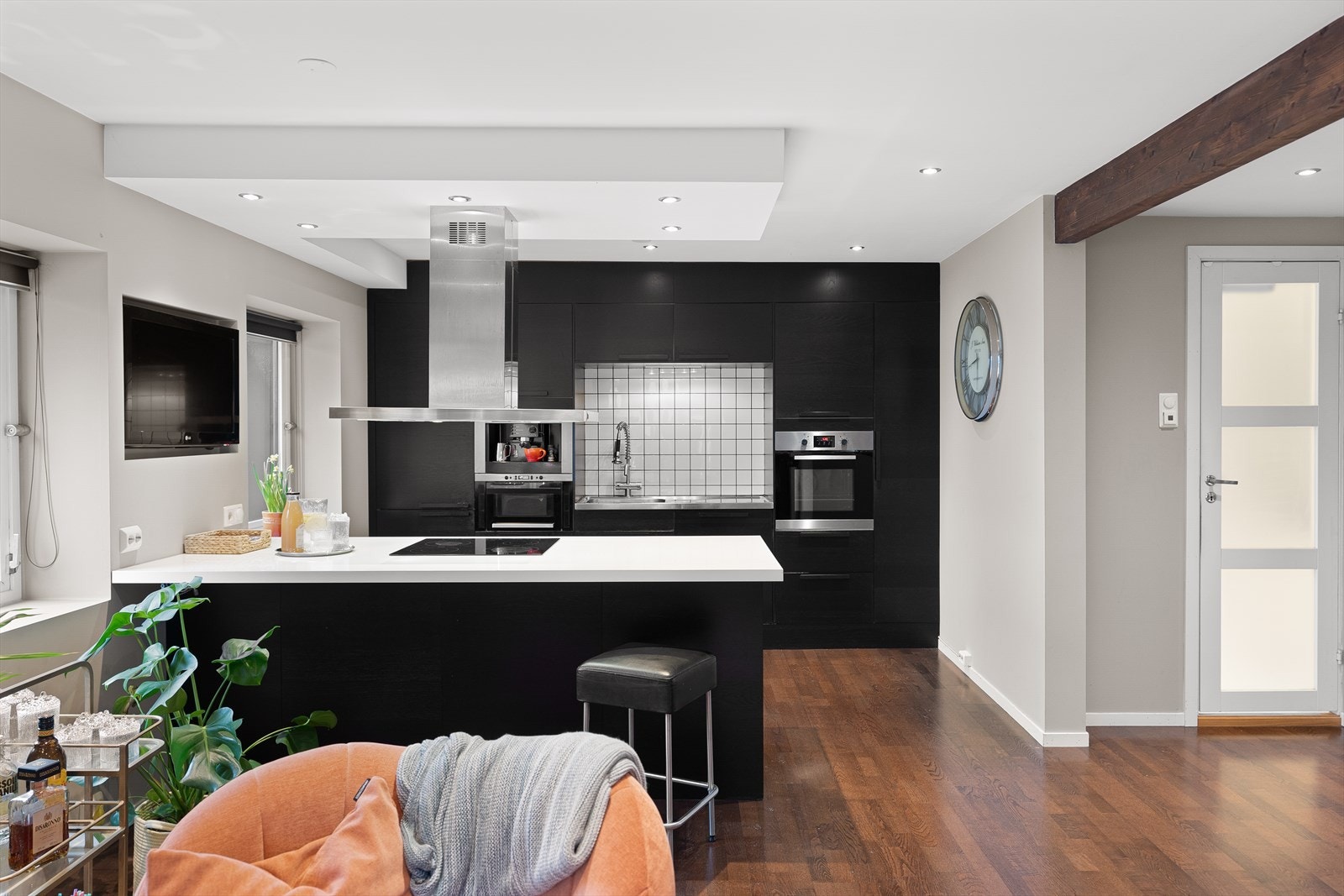 Kjøkkeninnredning med slette fronter.
Inneholder: Laminert benkeplate,
stål vaskekum, ventilator
og opplegg for oppvaskmaskin Galleribilde