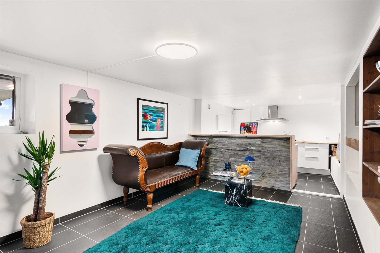 Stilig og moderne oppholdsrom med åpen løsning. Flott lyssetting og gjennomtenkte detaljer. Galleribilde