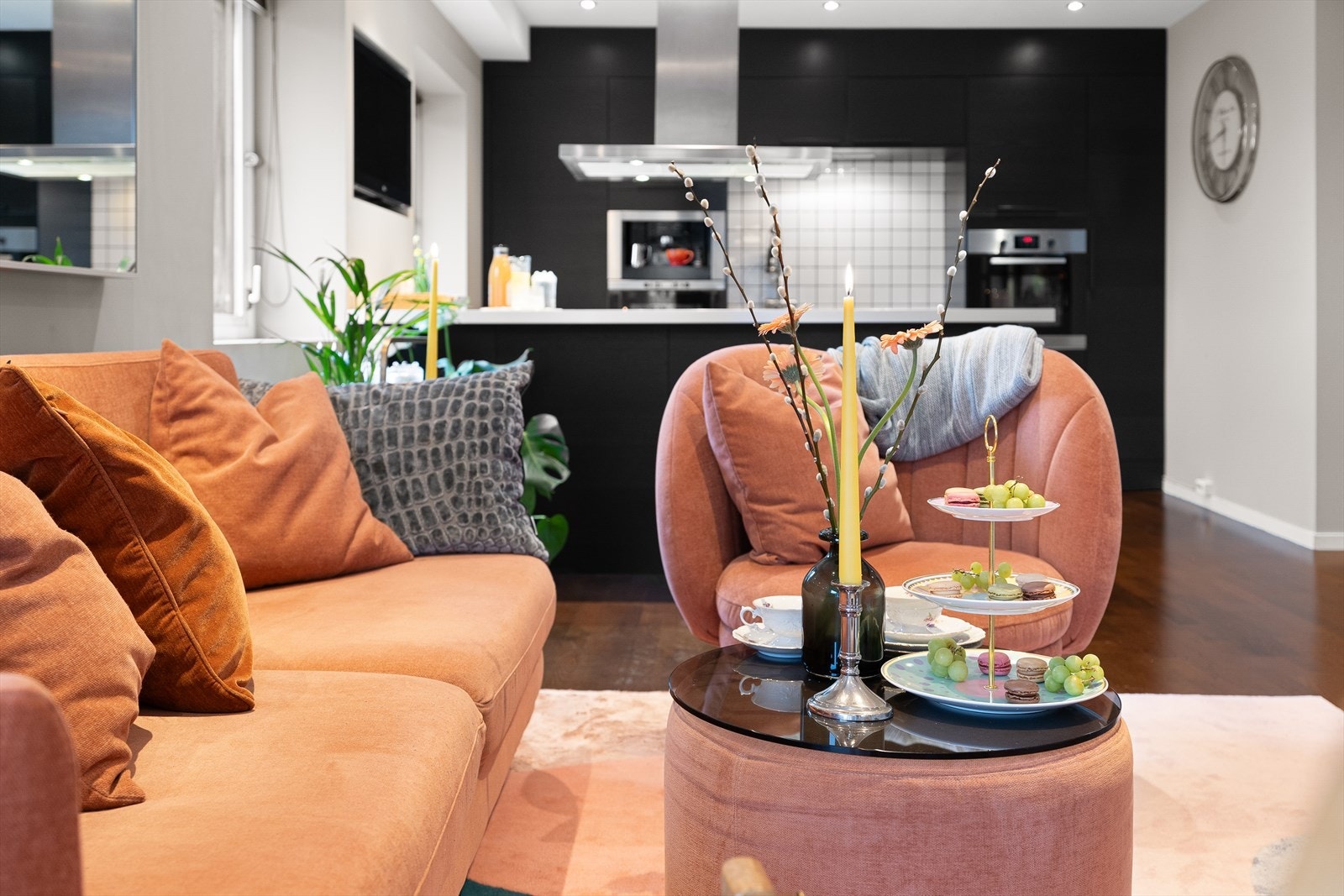 Moderne og stilfull stue med åpen kjøkkenløsning. Perfekt for sosiale sammenkomster og avslappende hverdager. Galleribilde