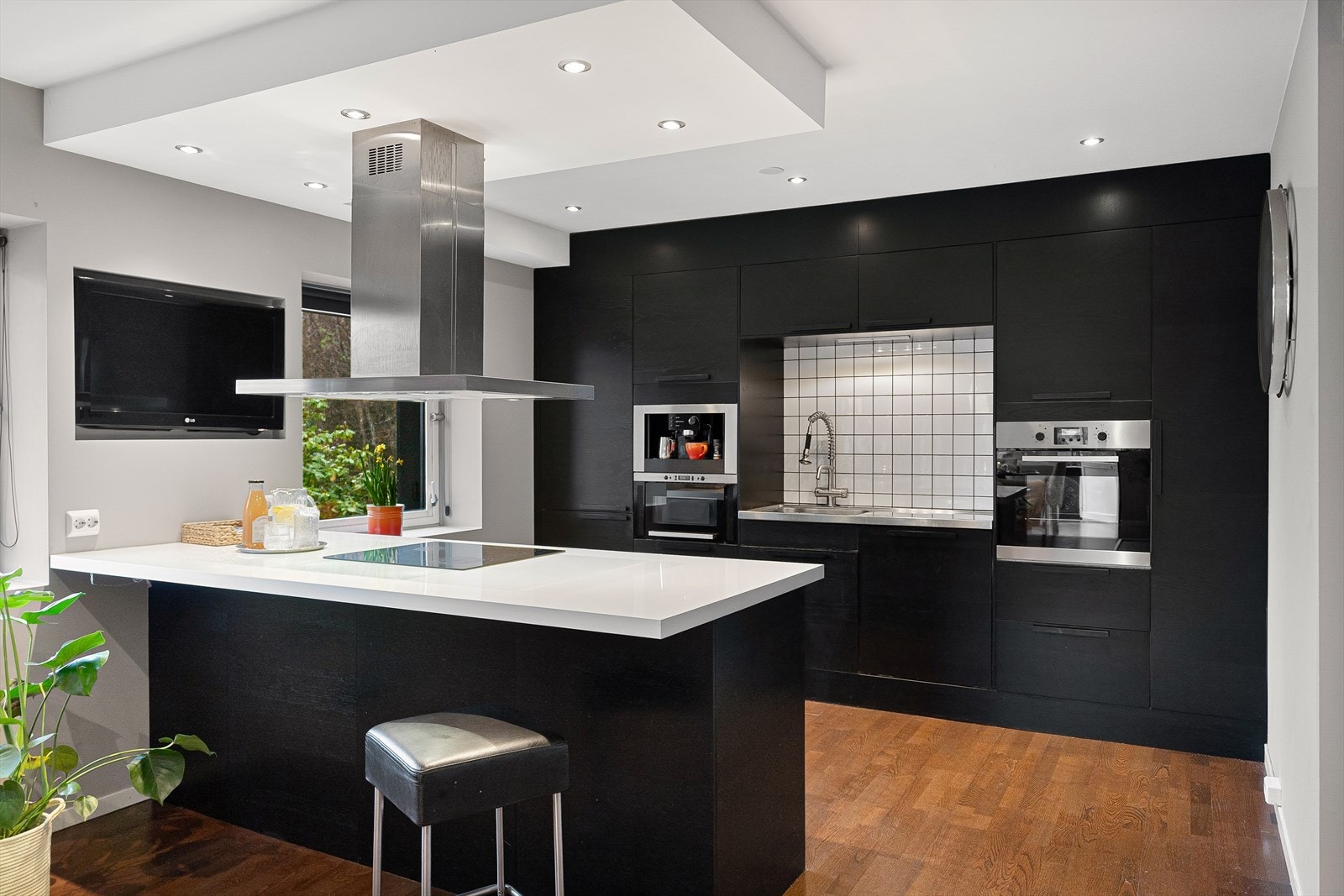 Moderne kjøkken med stilrent design og smarte løsninger Galleribilde