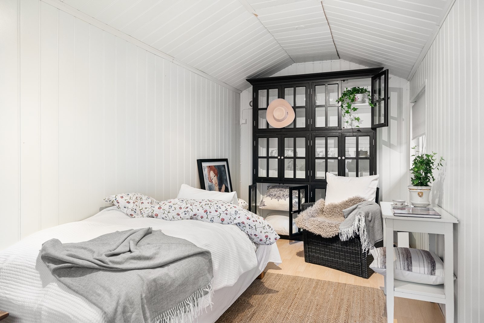 Parkett på gulv, malt platekledning på vegger og i himling. Galleribilde