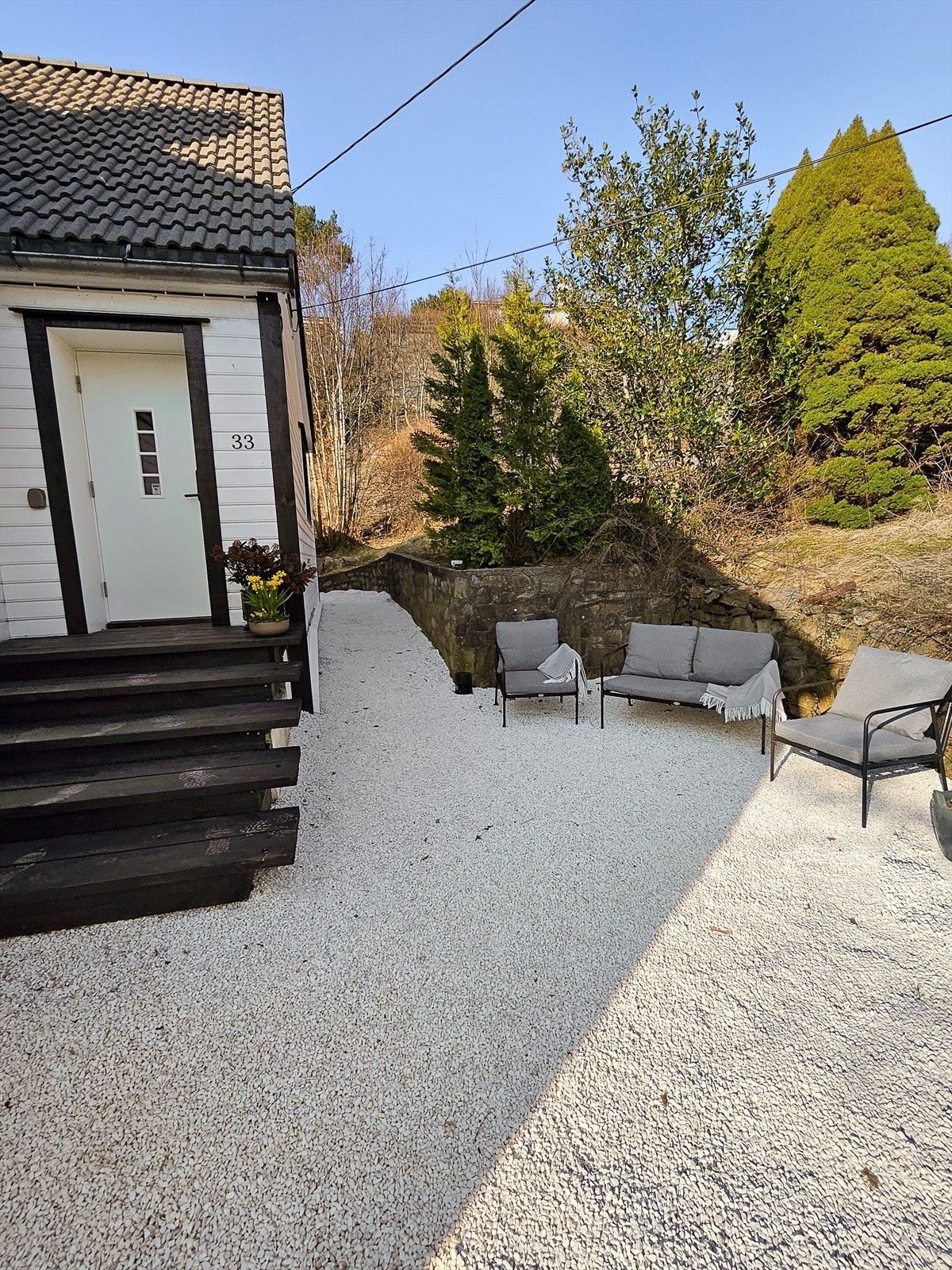 Hvit singel lagt rundt boligen i 2025 Galleribilde