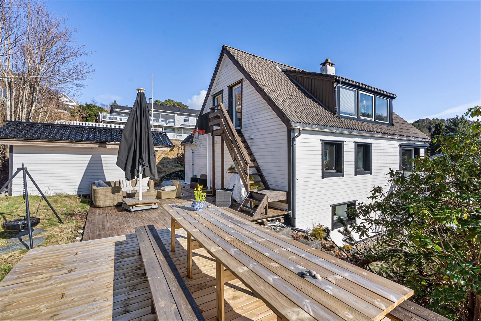 Bygd trapp opp til 2.etg fra terrasse
og satt inn ny terrassedør på kjøkken i 2023 Galleribilde