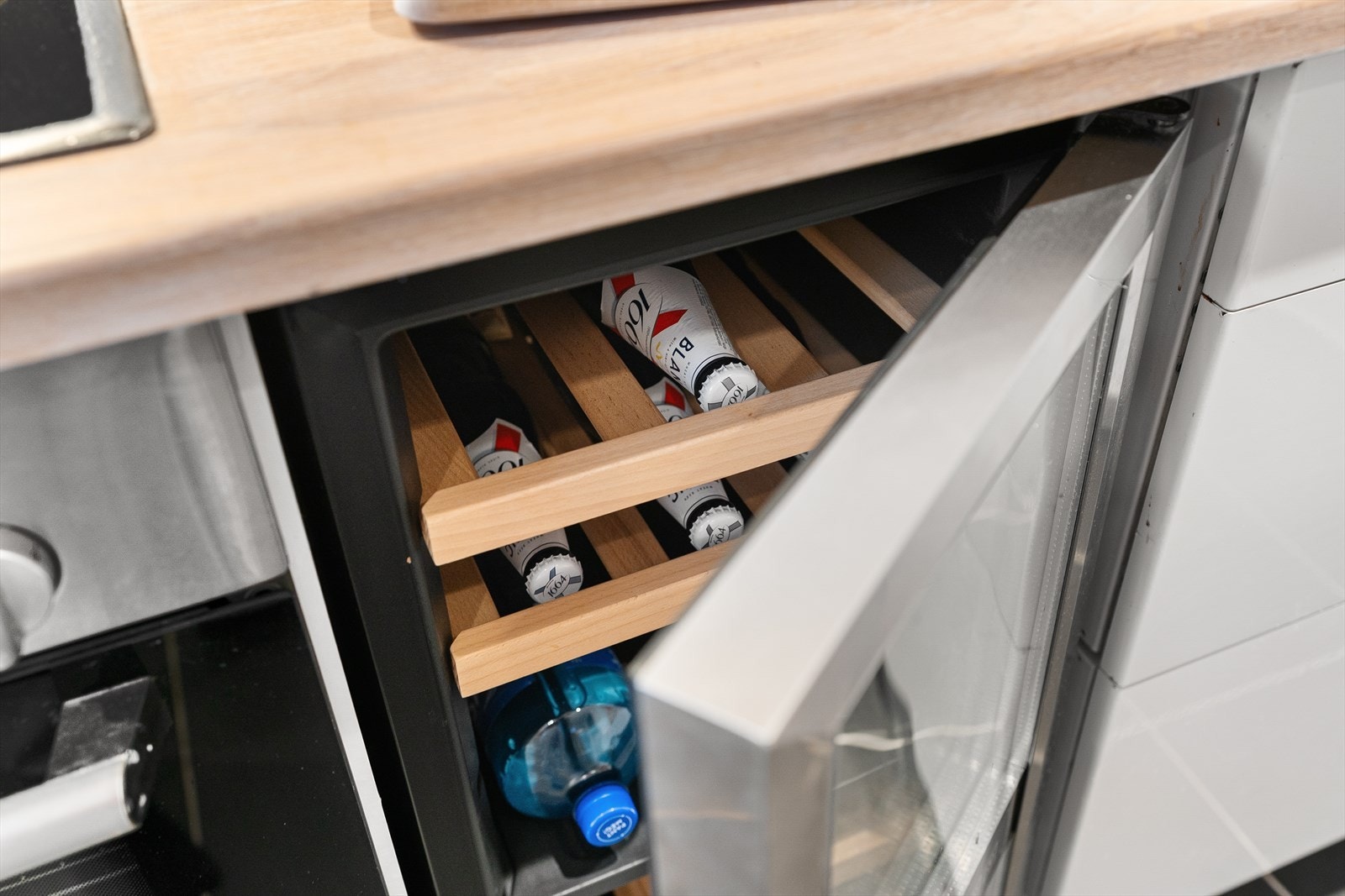 Elegant vinkjøler med trehyller, perfekt for oppbevaring av dine favorittdrikker. Stilren løsning for det moderne hjemmet. Galleribilde