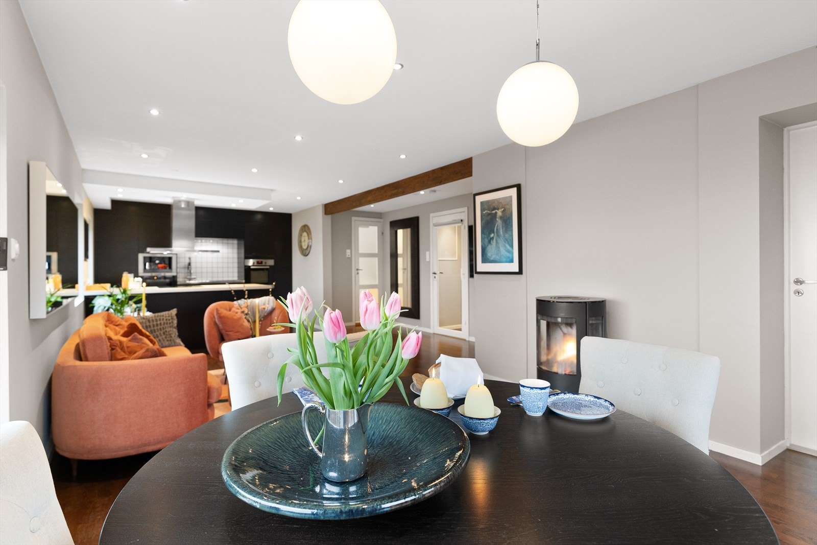 Moderne og stilfull stue med åpen kjøkkenløsning. Stue med åpenkjøkkenløsning er på 41,4m² Galleribilde