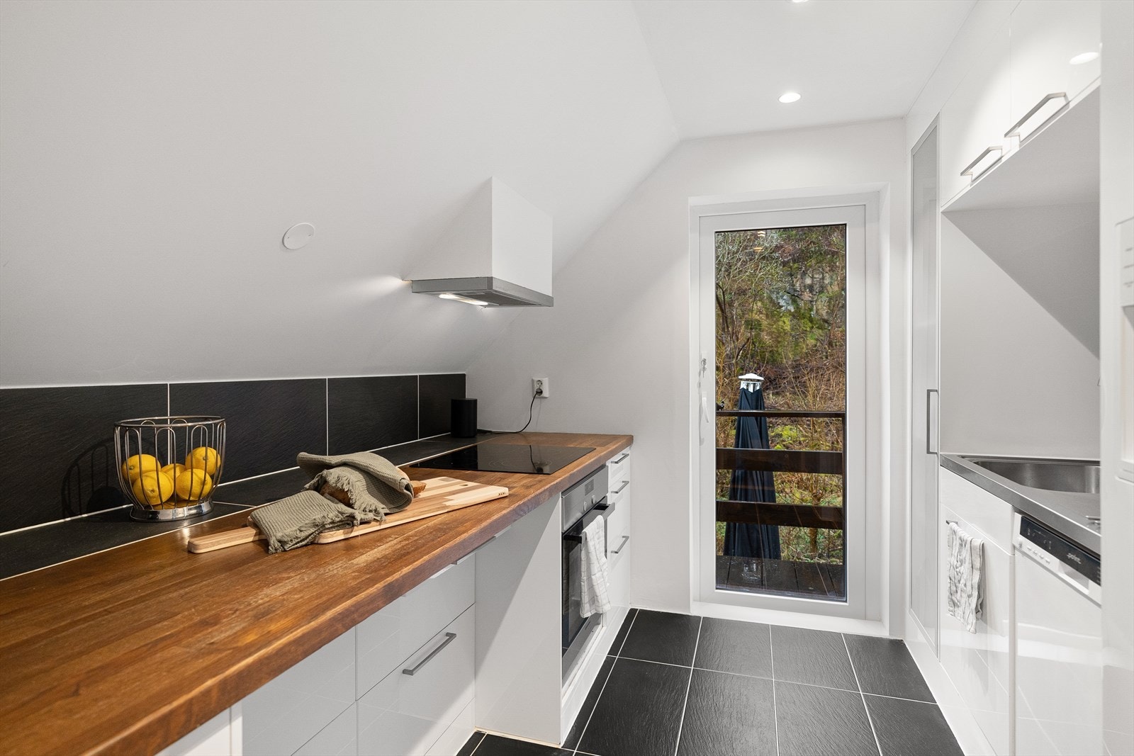 Utgang til terrasse. Denne terrassedøren ble satt inn i 2023 Galleribilde