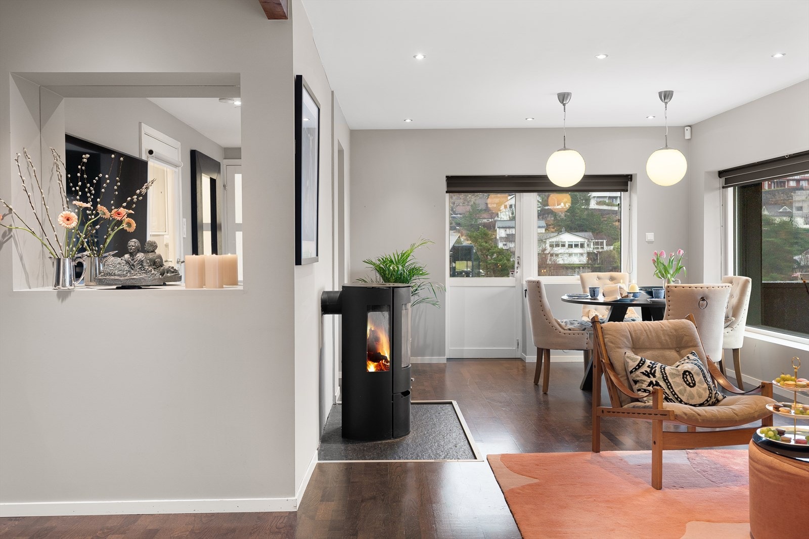 Fra stue er det utgang til en sør-østvendt altan på 18,4m² Galleribilde