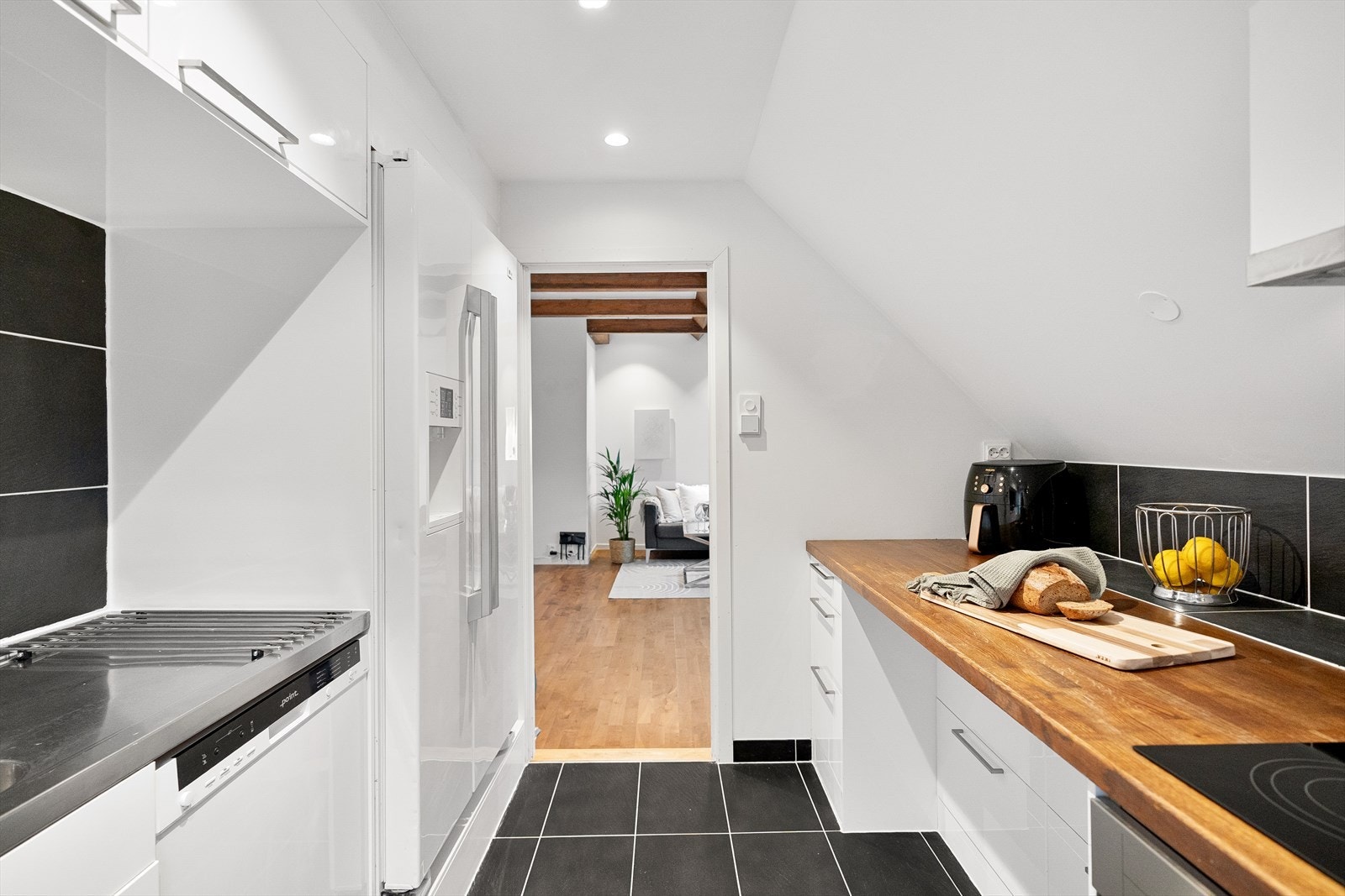 Keramiske fliser på gulv,
malt platekledning på vegger og i himling.
Innfelte spotlights i himling. Galleribilde