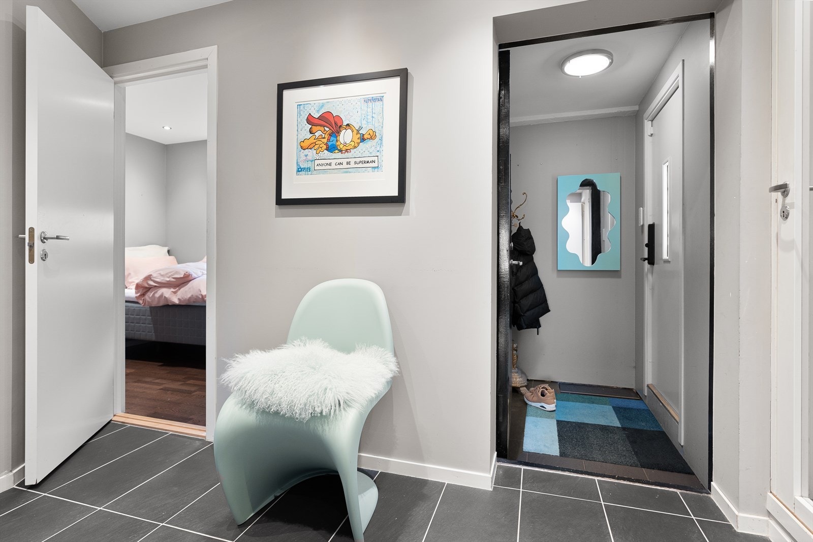 Lys og innbydende entré med stilrent design, perfekt for å ønske gjester velkommen Galleribilde