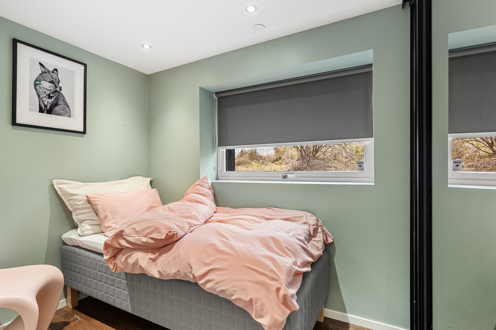 Lyst soverom med moderne detaljer. Soverommene i 1. etasje er på 5,7m² og 11m² Galleribilde