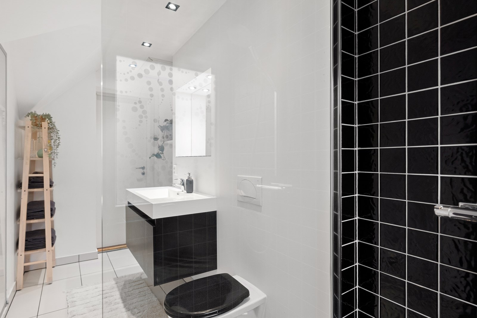 Keramiske fliser på gulv,
keramiske fliser og malt platekledning på vegger
og malt platekledning i himling Galleribilde