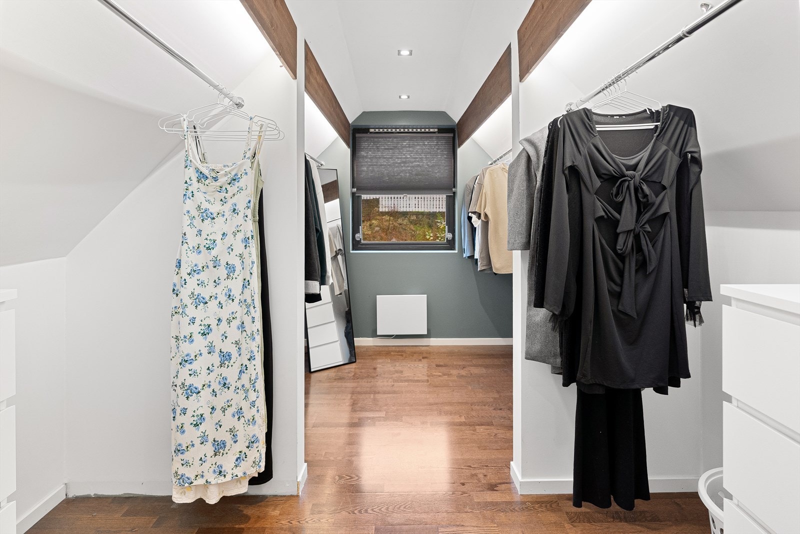 Lyst og romslig walk-in closet med elegante detaljer og god oppbevaringsplass Galleribilde