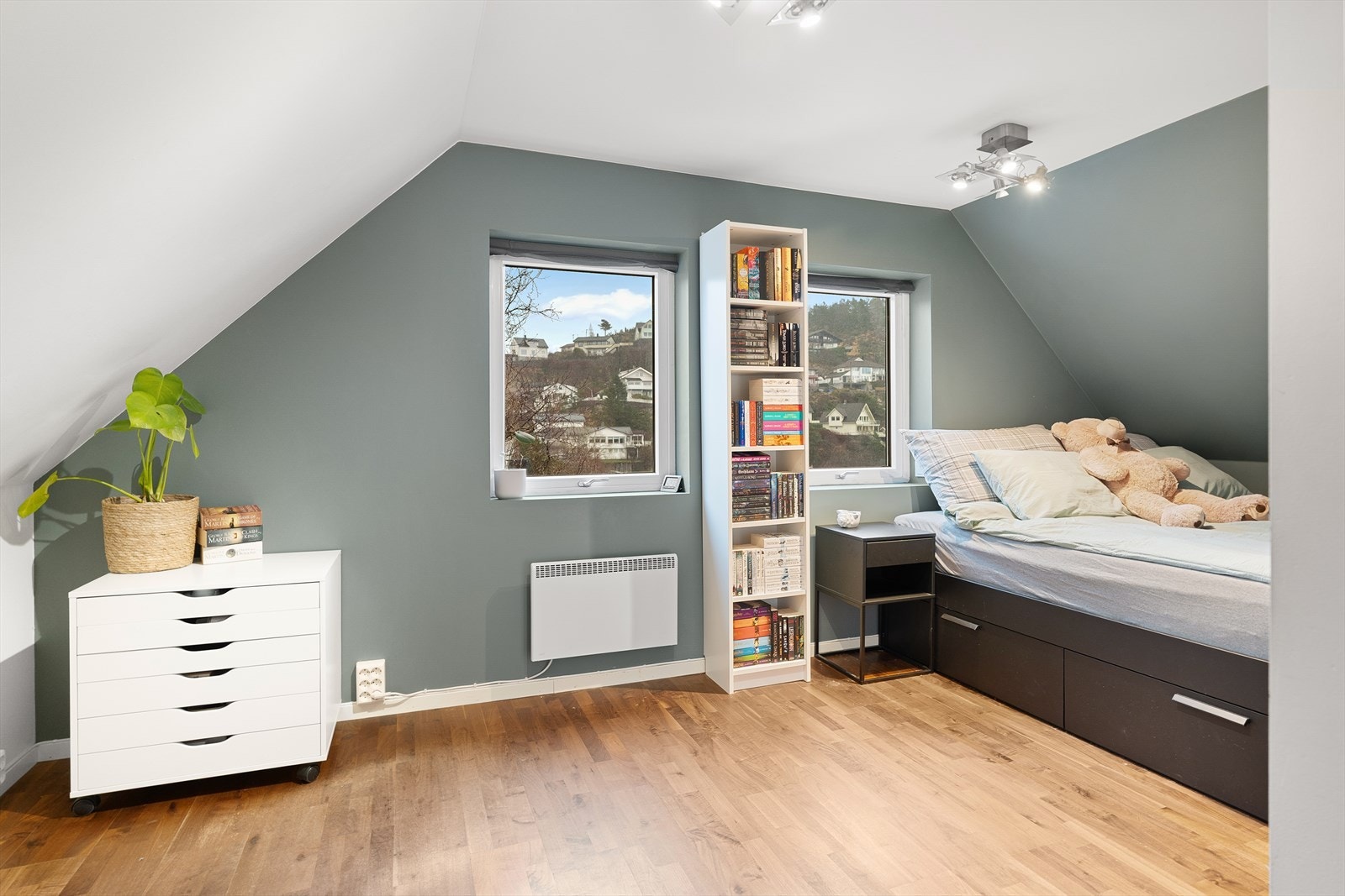 Parkett på gulv malt platekledning på vegger og i himling Galleribilde