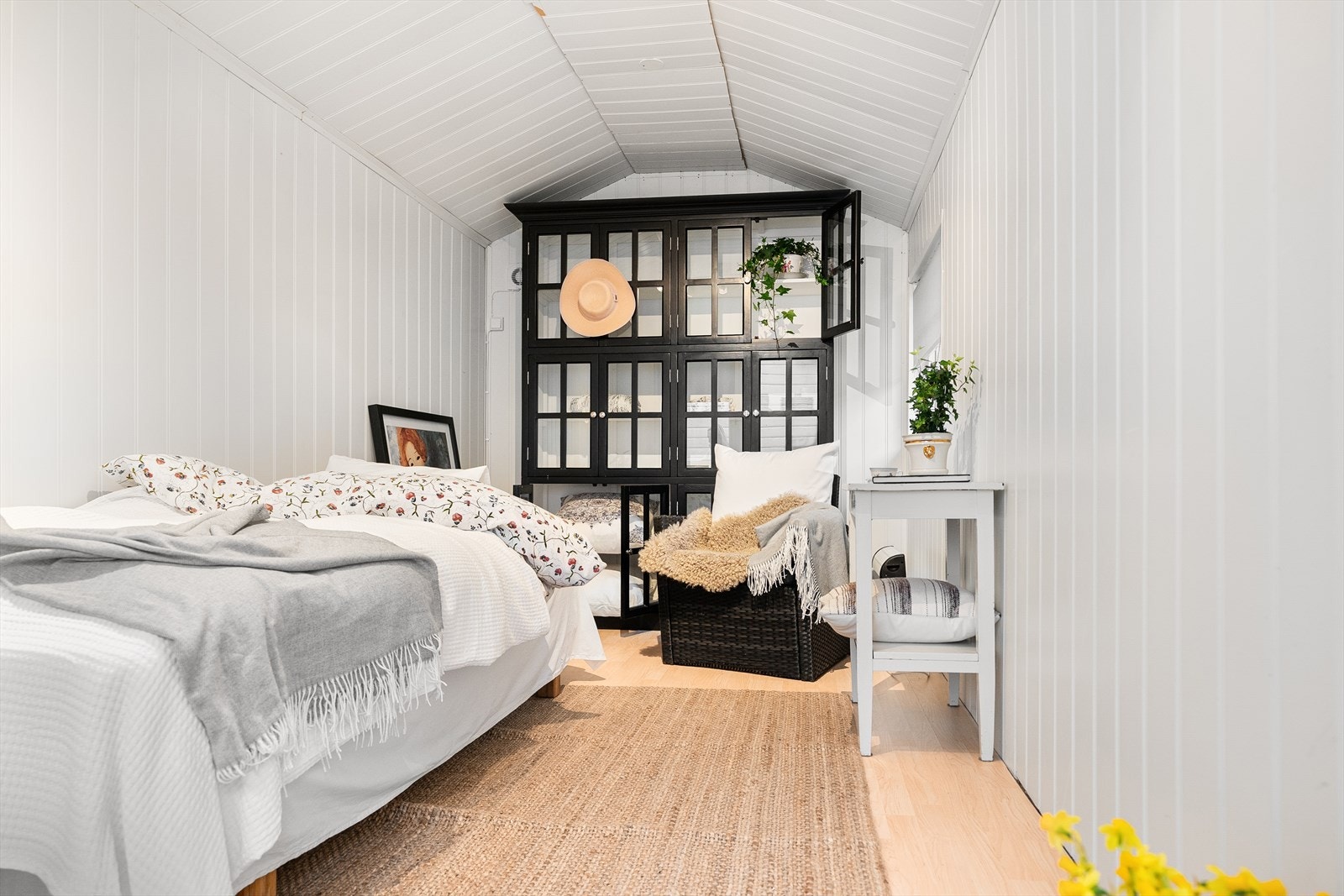 Lyst og innbydende anneks med koselig atmosfære, perfekt for avslapning og ro. Ideell for kreative eller hvilende stunder Galleribilde