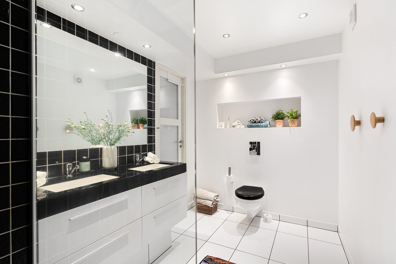 Lyst og moderne bad med elegant design og god oppbevaringsplass. Perfekt for avslapning og daglig velvære. Dette badet er på 6,2m². Galleribilde