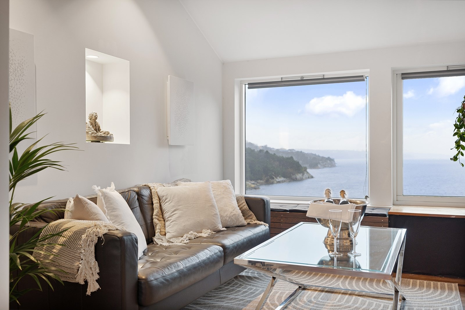 Fantastisk utsikt over sjøen fra stuen gir en følelse av ro Galleribilde