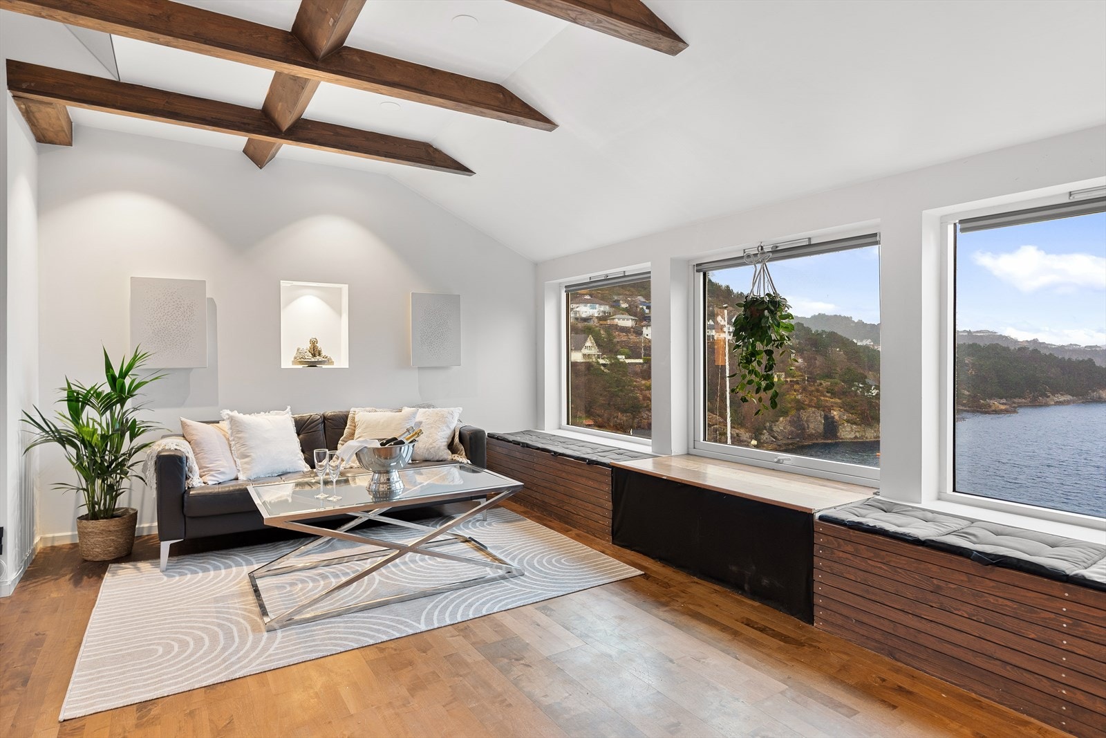 Parkert på gulv,
malt platekledning på vegger og i himling.
Innfelte spotlights i himling Galleribilde