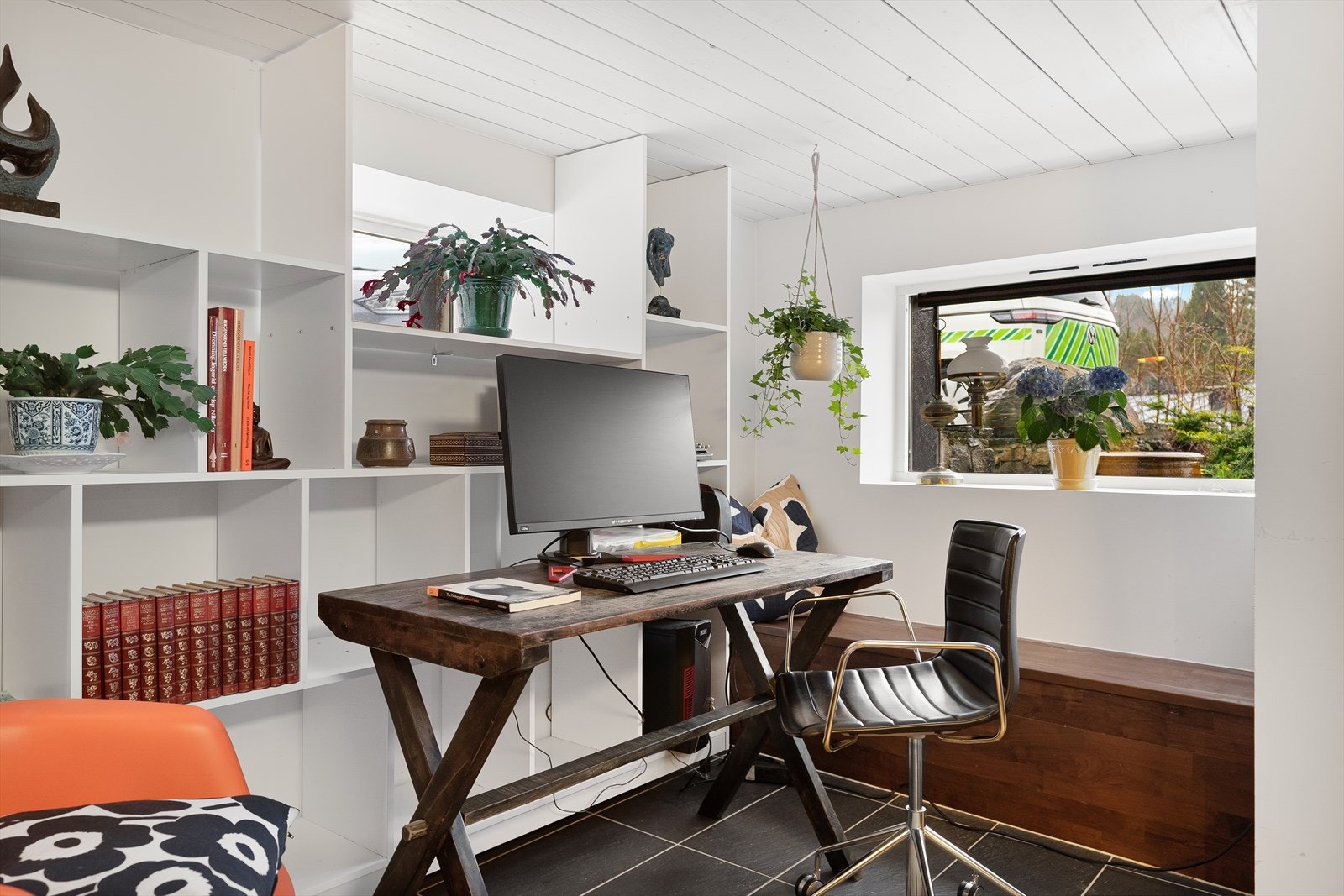 Keramiske fliser på gulv,
malt platekledning og malt mur på vegger
og malt panel i himling Galleribilde