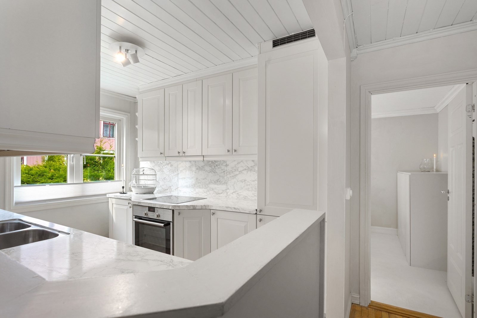 Soverommet er beliggende vegg i vegg med kjøkkenet. Galleribilde