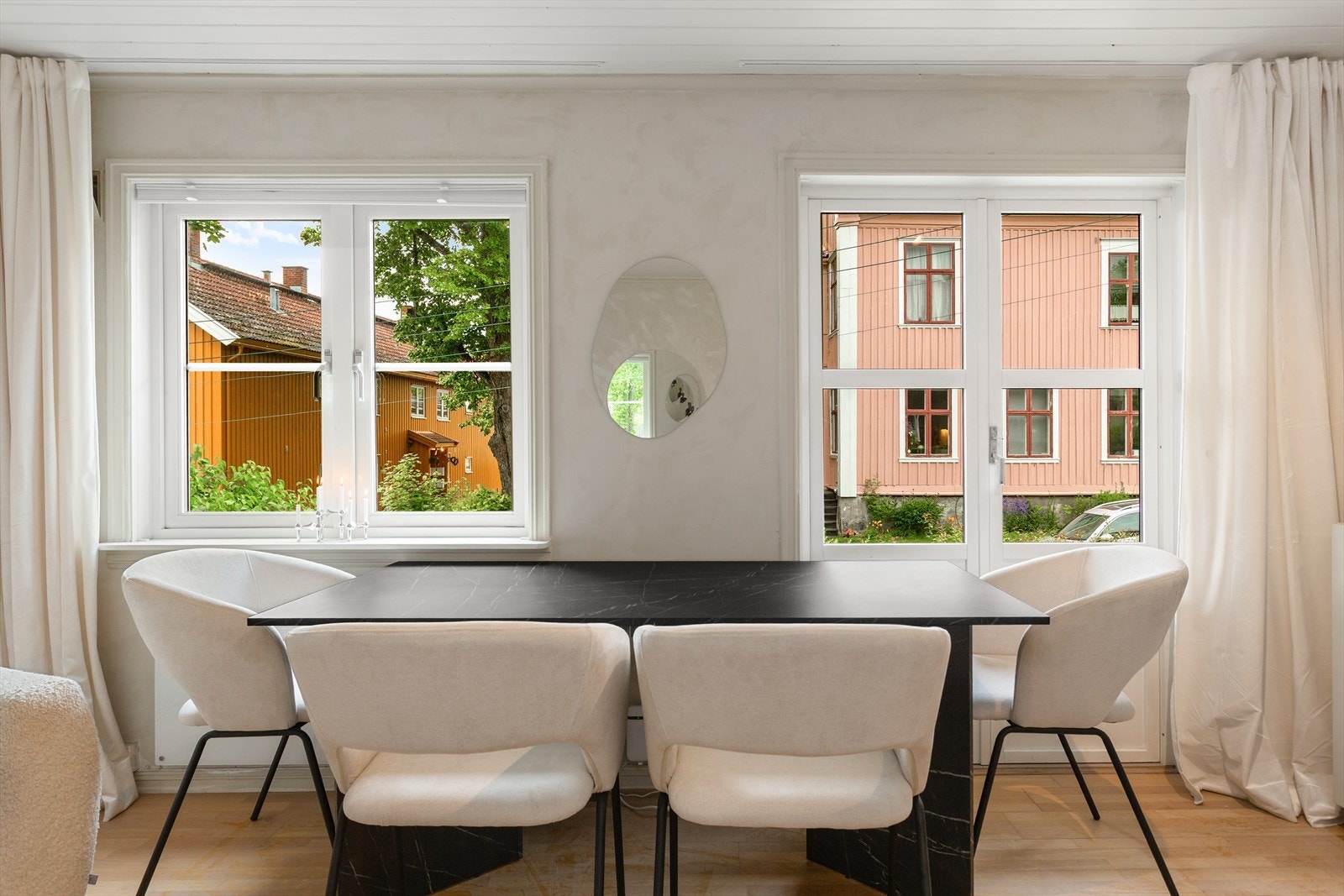 Spiseplassen er plassert med koselig utsikt mot Storgata. Galleribilde