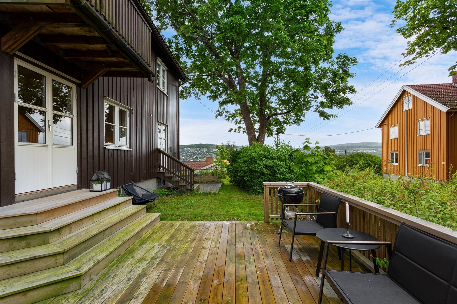 Fra terrassen kan du gå ut i felles hage Galleribilde