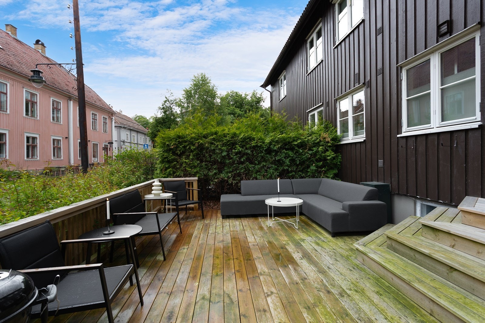 Denne terrassen ble bygget i 2023 og har blitt flittig brukt siden da hele sommeren. Galleribilde