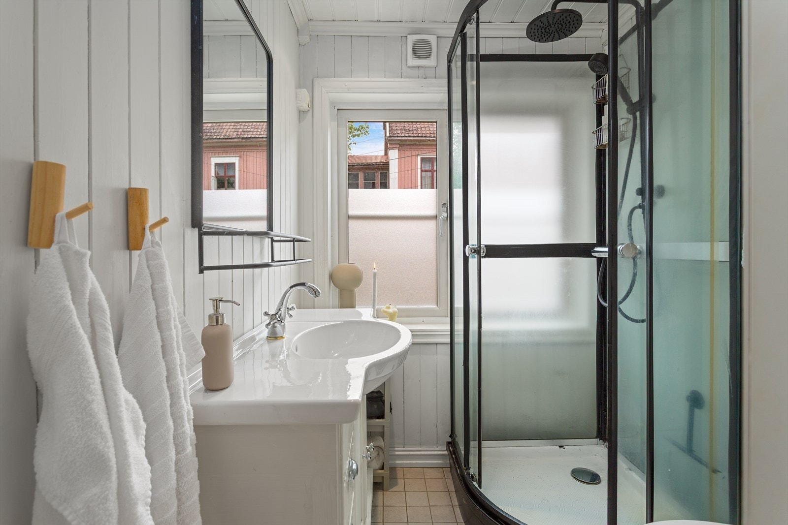 Badet ble renovert i 2012. Dusjkabinett har blitt byttet i senere tid. Galleribilde