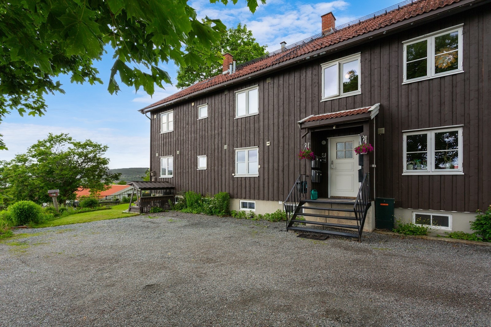 Inngangen til leiligheten er på baksiden av huset. Galleribilde