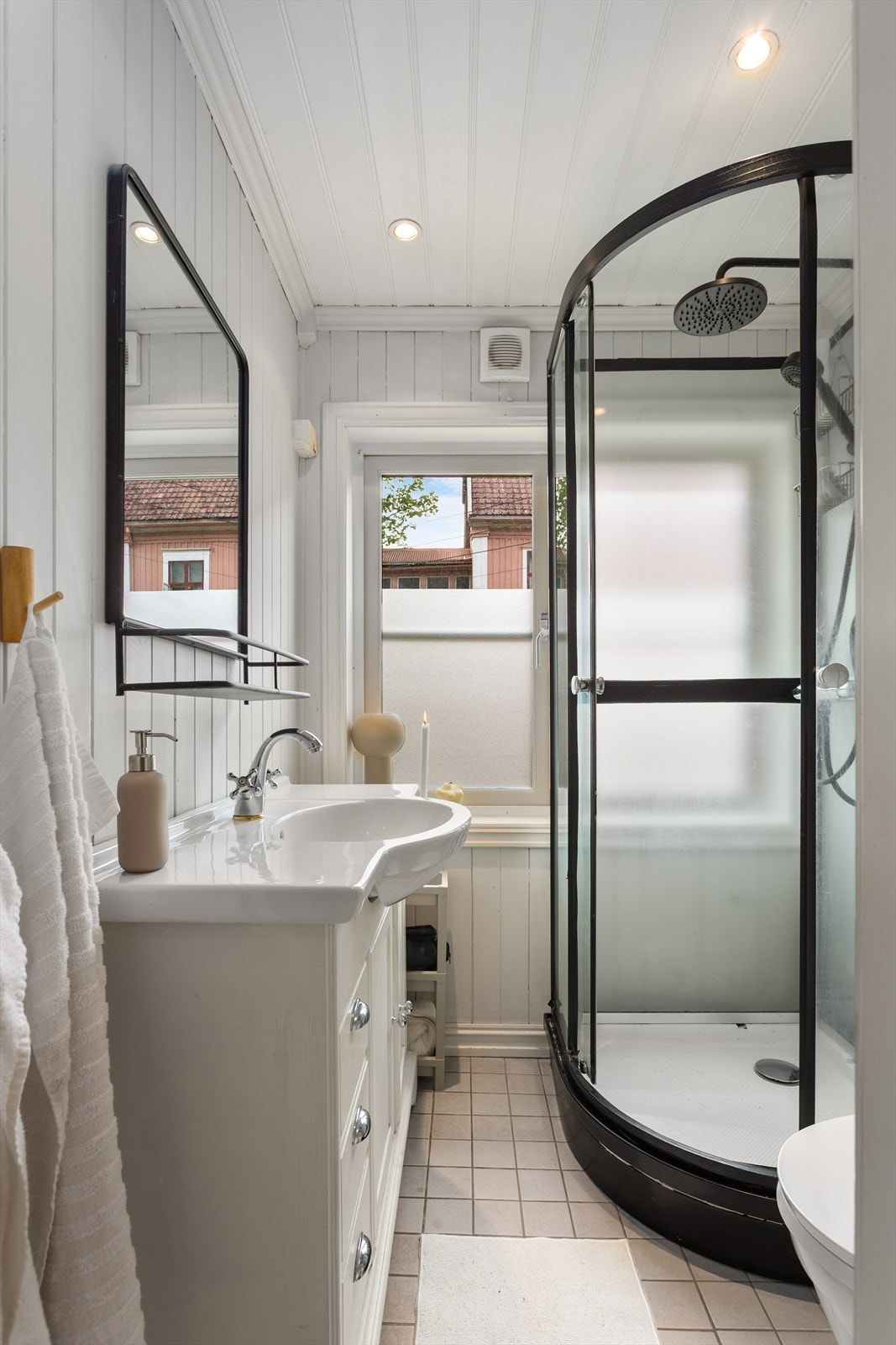 Fliser med varme på gulvet og panel på veggene. Galleribilde